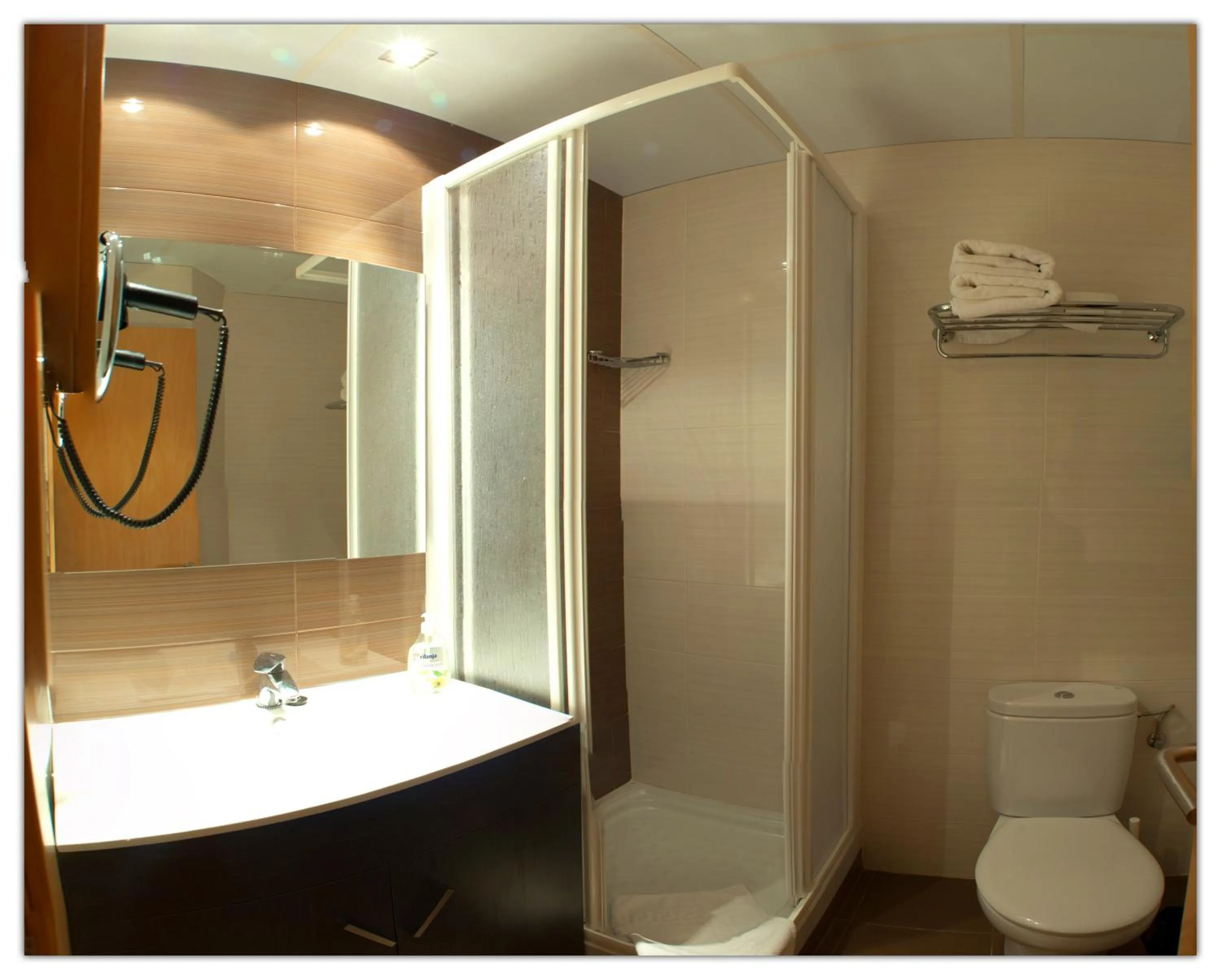 Bathroom in Hostal Las Flores Ramblas