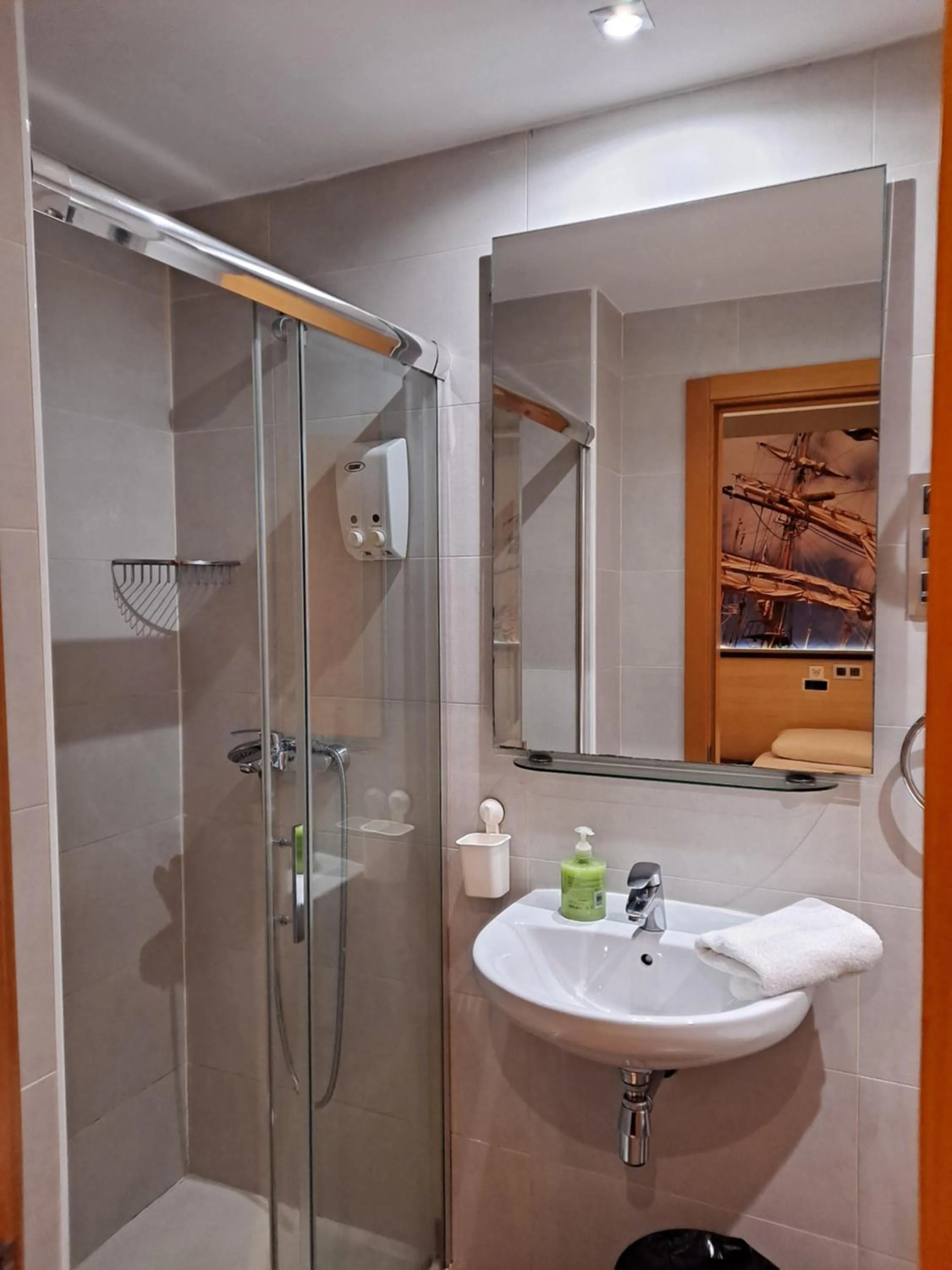 Bathroom in Hostal Las Flores Ramblas