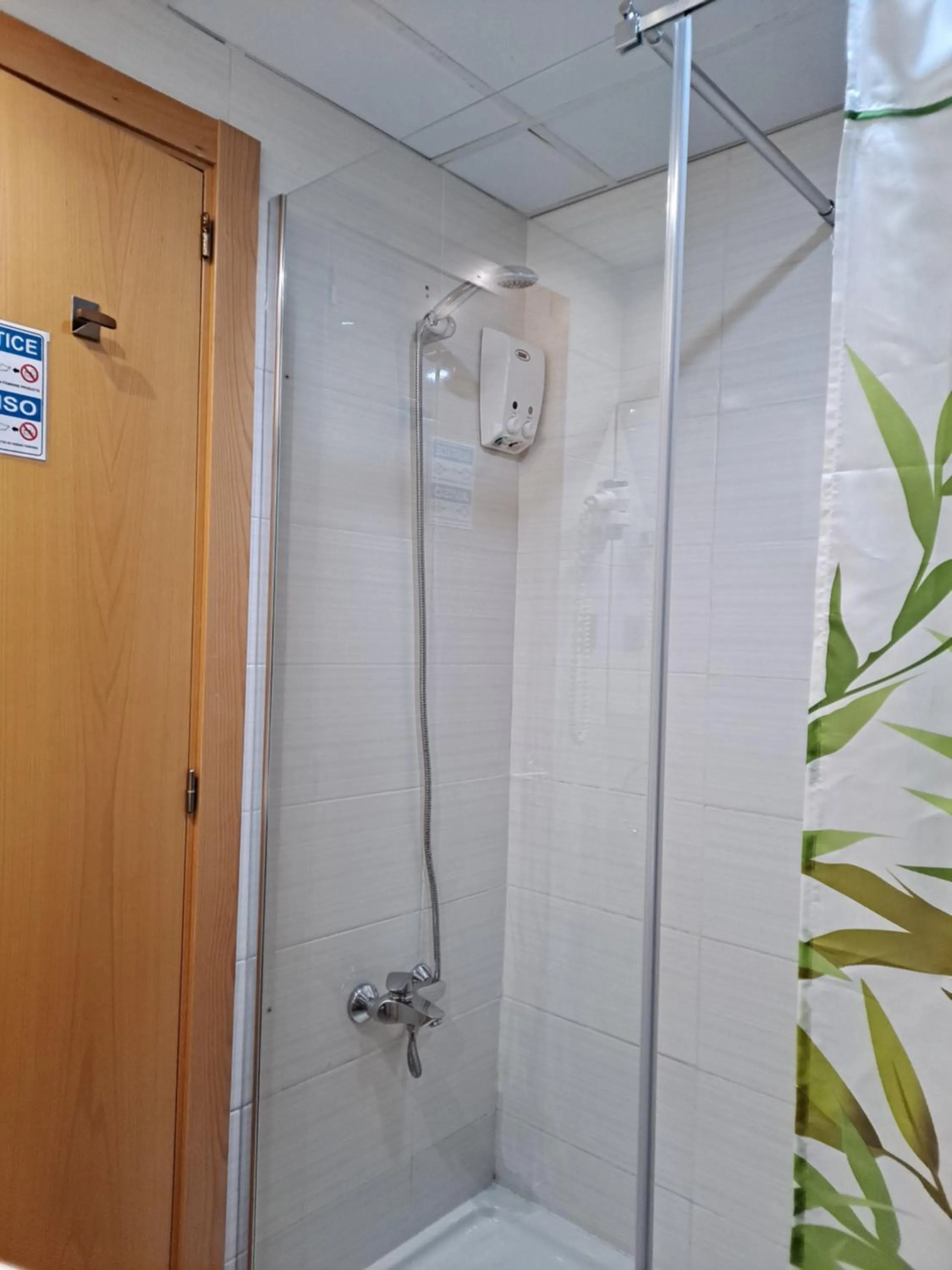 Shower in Hostal Las Flores Ramblas
