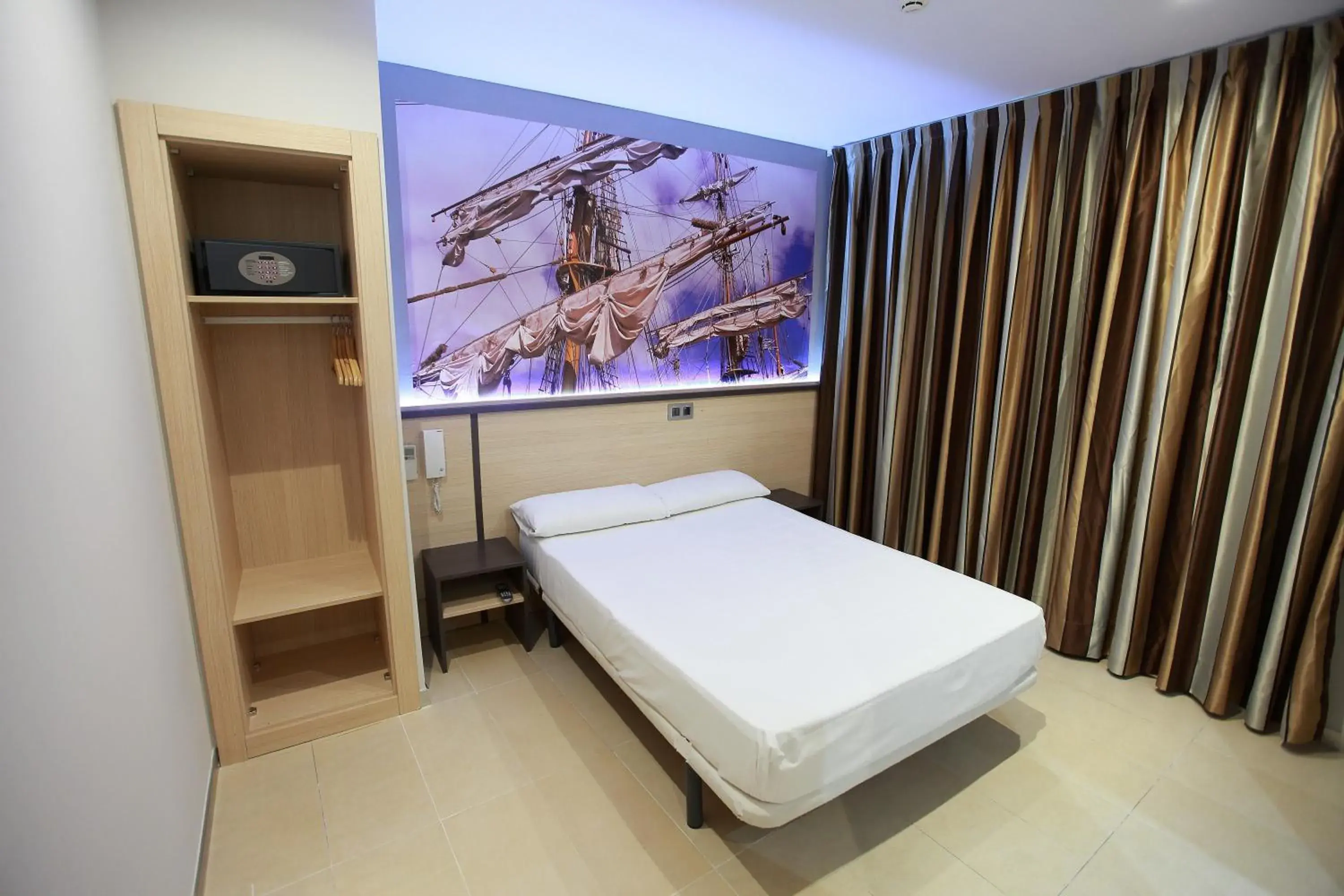 Bedroom, Bed in Hostal Las Flores Ramblas Bedroom, Bed in Hostal Las Flores Ramblas