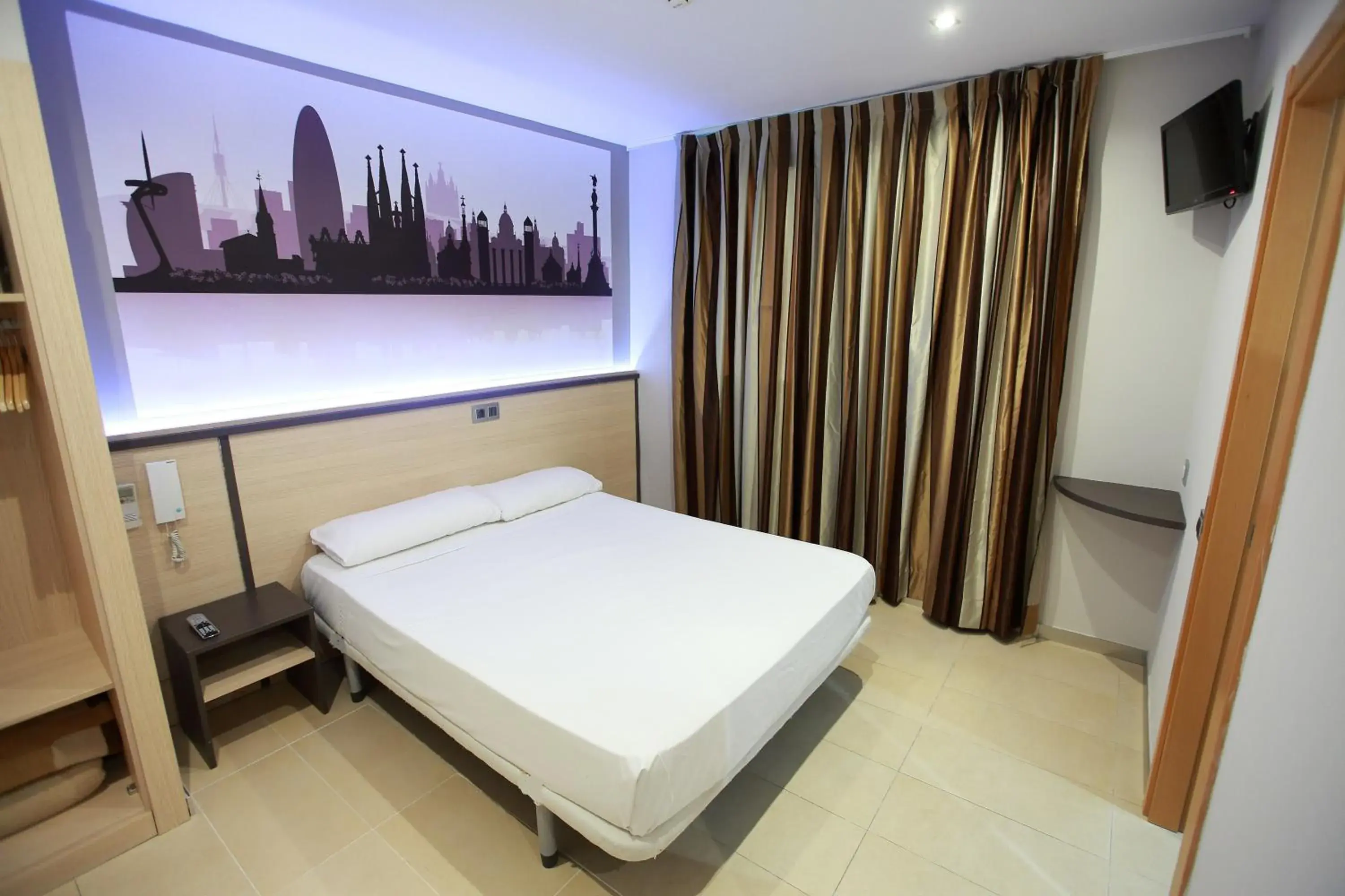 Bedroom, Bed in Hostal Las Flores Ramblas Bedroom, Bed in Hostal Las Flores Ramblas