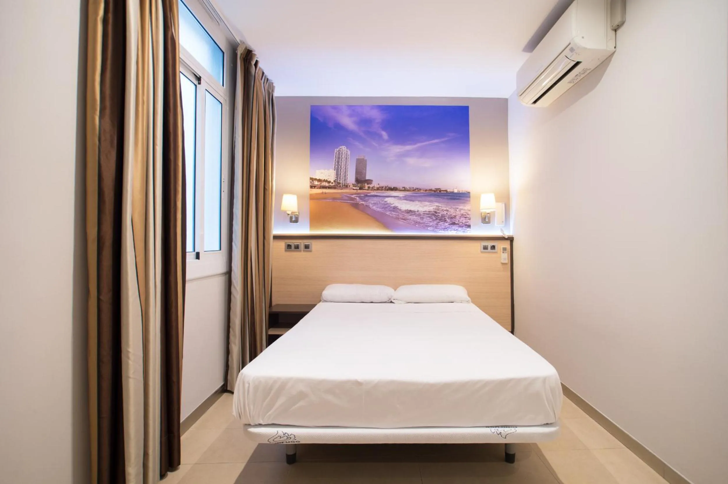 Photo of the whole room, Bed in Hostal Las Flores Ramblas