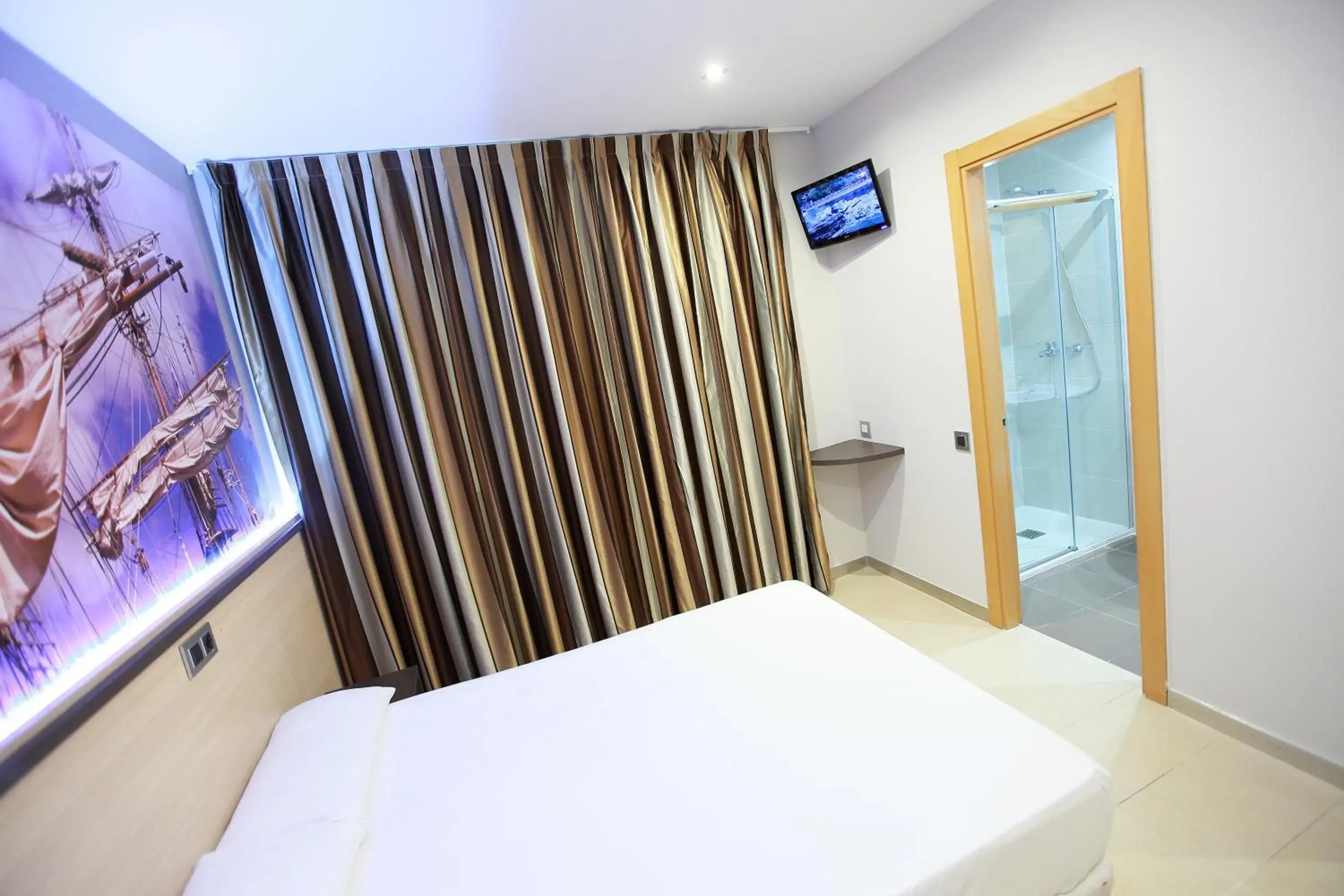 Photo of the whole room, Bed in Hostal Las Flores Ramblas Photo of the whole room, Bed in Hostal Las Flores Ramblas