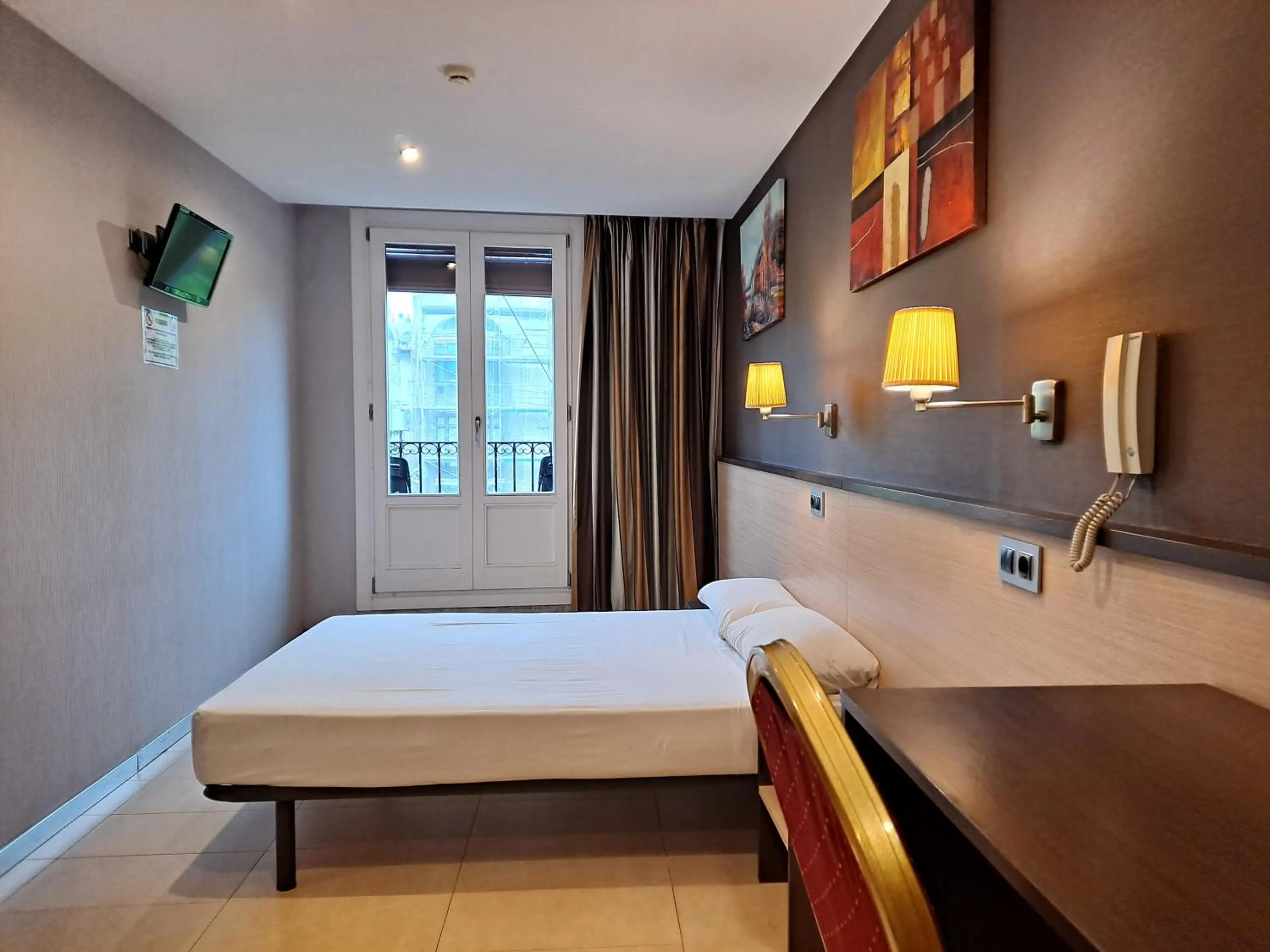 Photo of the whole room, Bed in Hostal Las Flores Ramblas