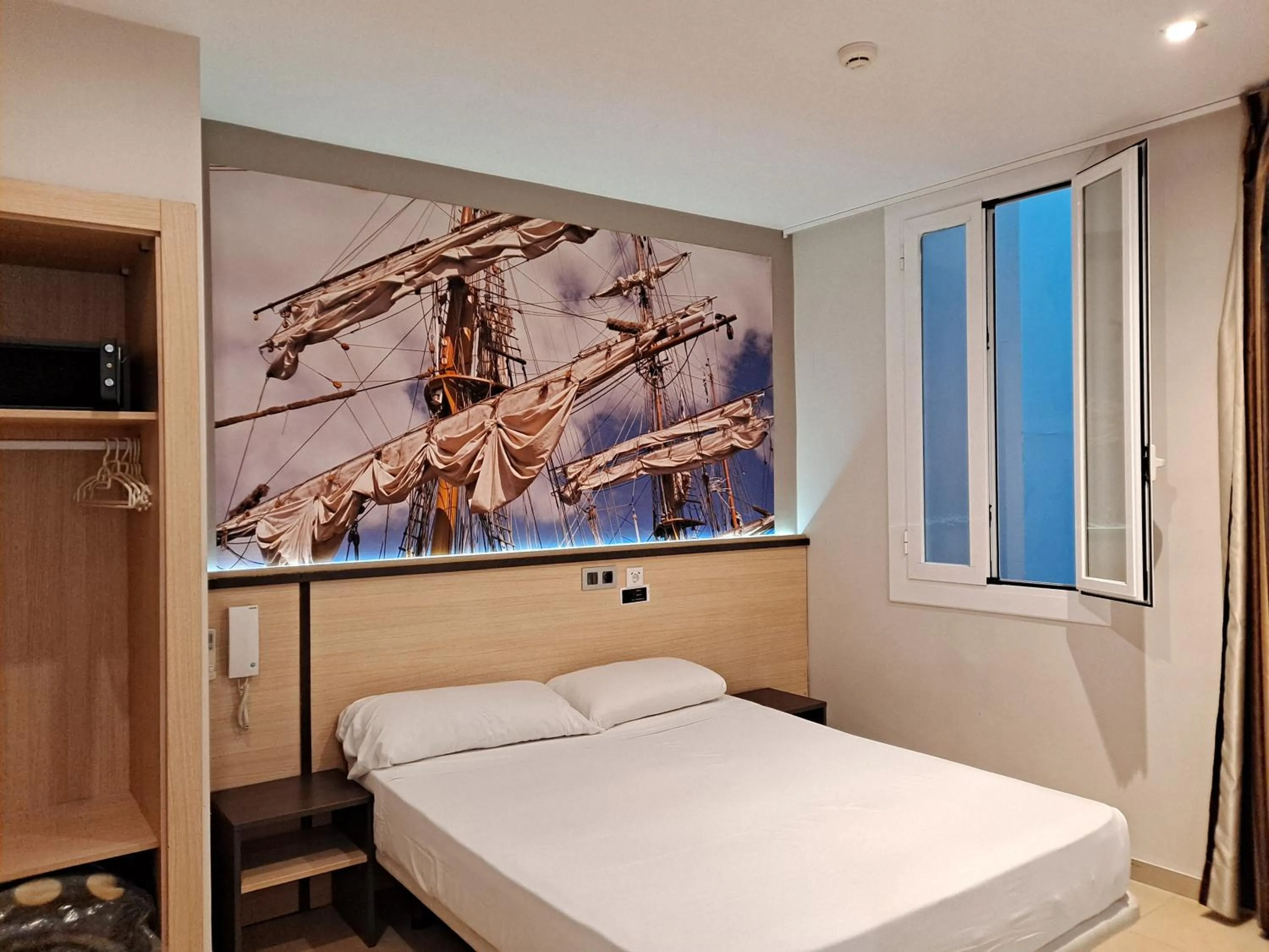 Photo of the whole room, Bed in Hostal Las Flores Ramblas