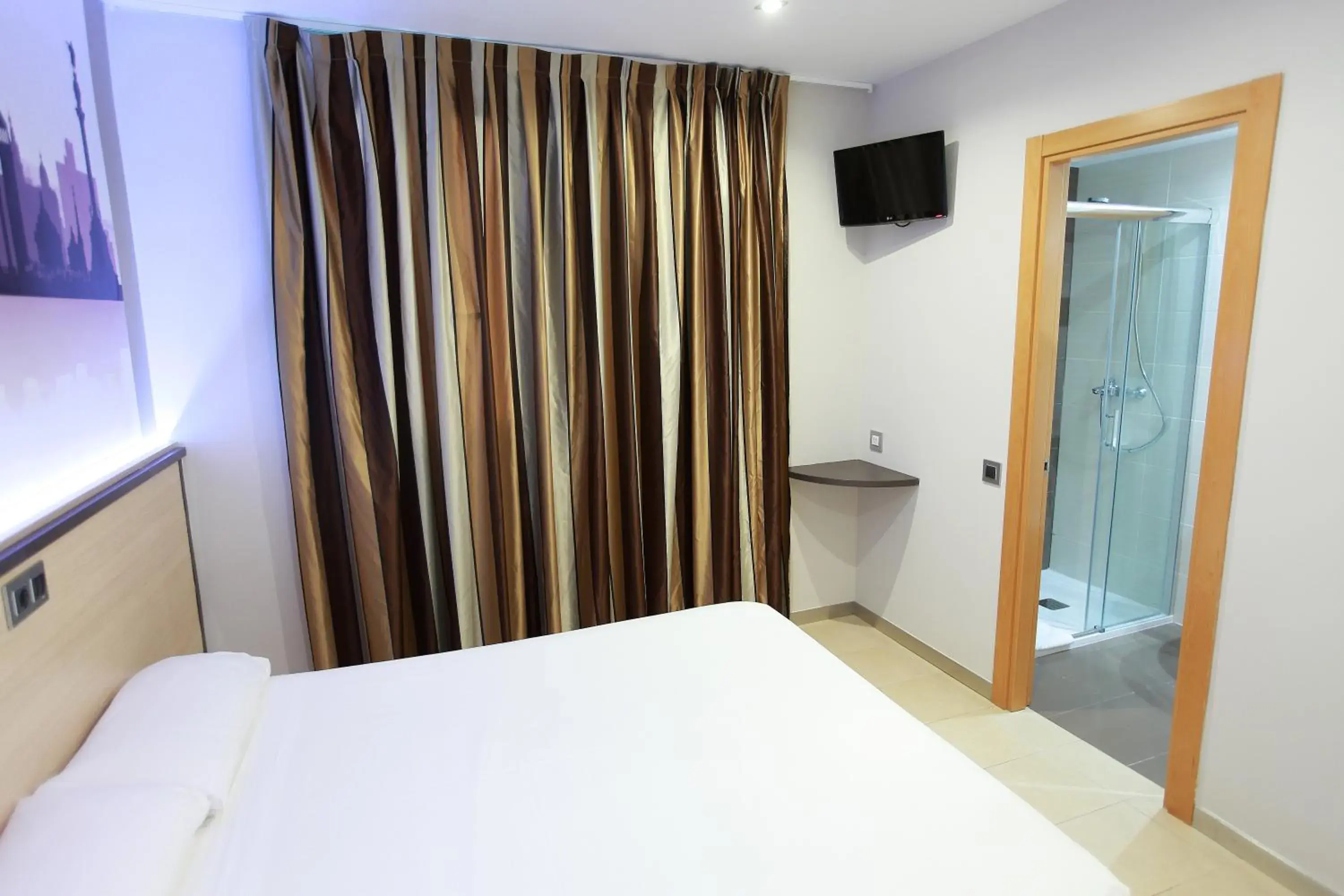 Photo of the whole room, Bed in Hostal Las Flores Ramblas Photo of the whole room, Bed in Hostal Las Flores Ramblas