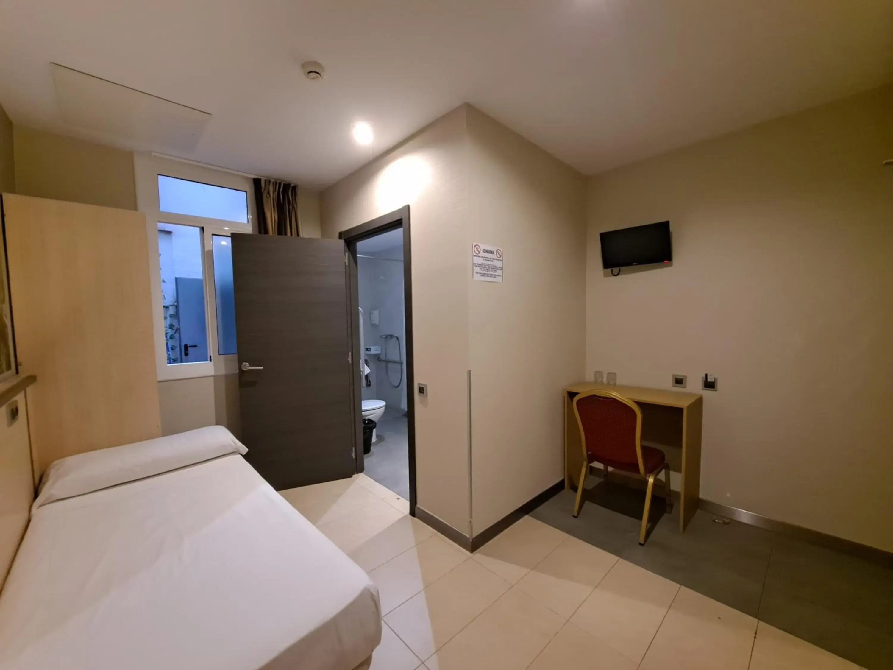 Single Room in Hostal Las Flores Ramblas Single Room in Hostal Las Flores Ramblas