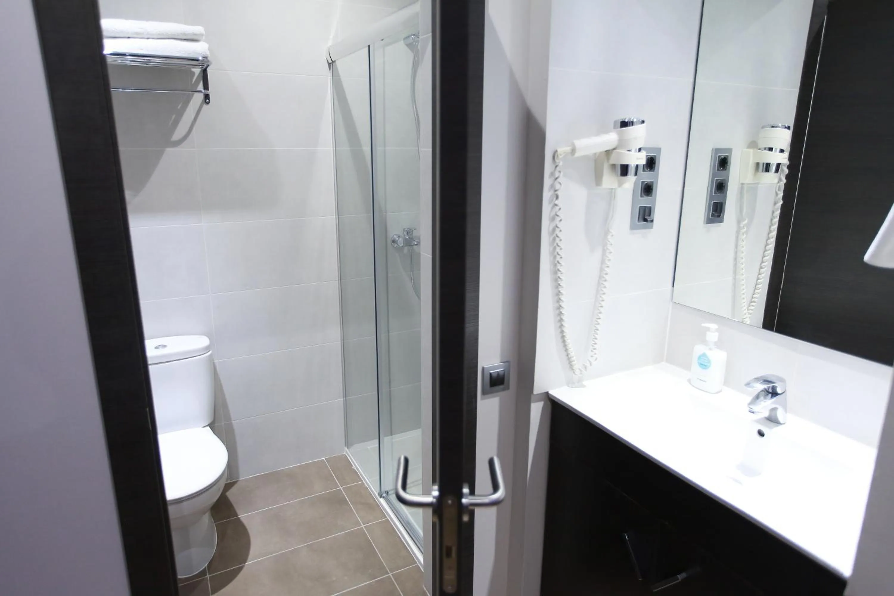 Bathroom in Hostal Las Flores Ramblas