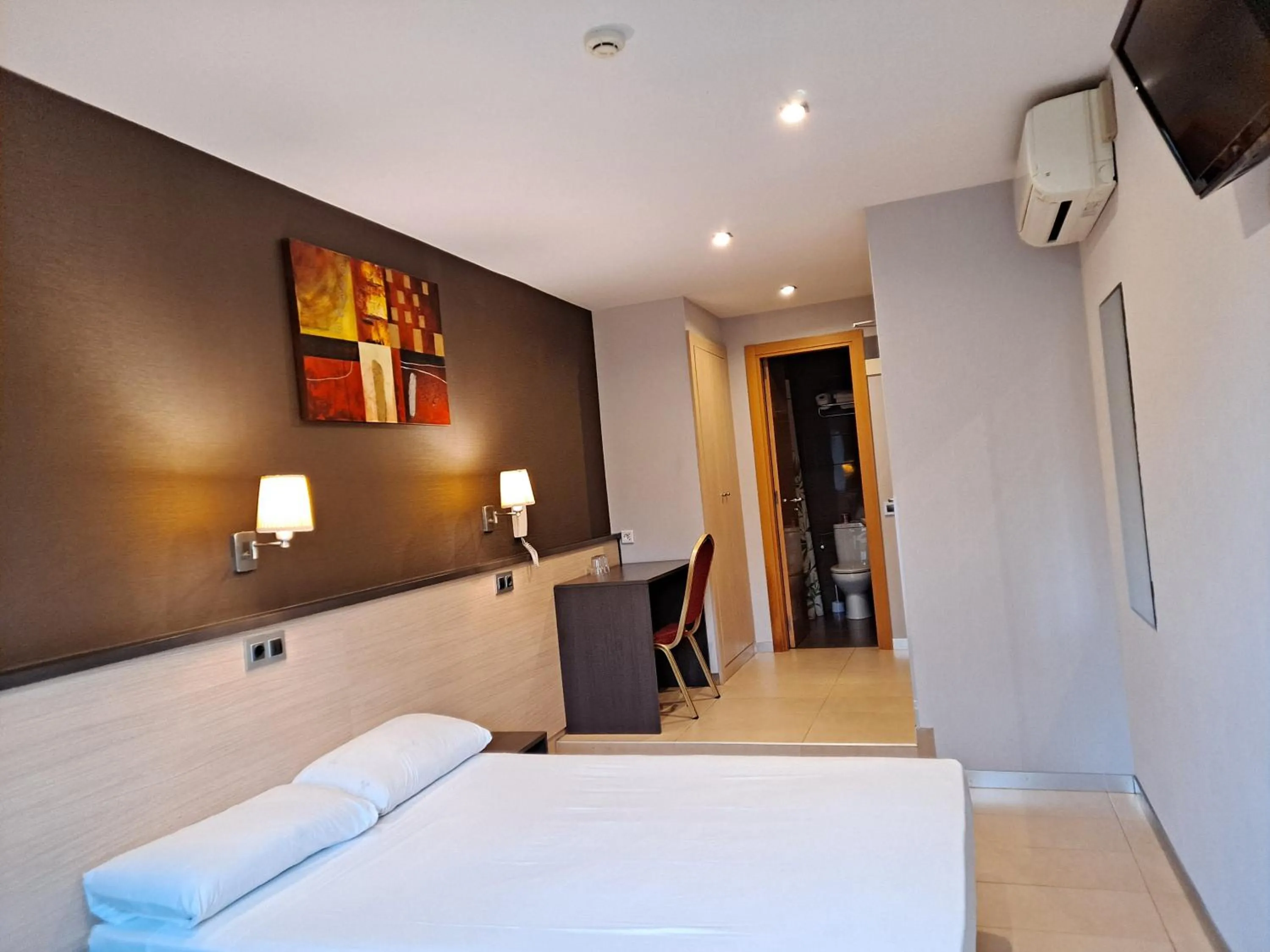 Photo of the whole room, Bed in Hostal Las Flores Ramblas