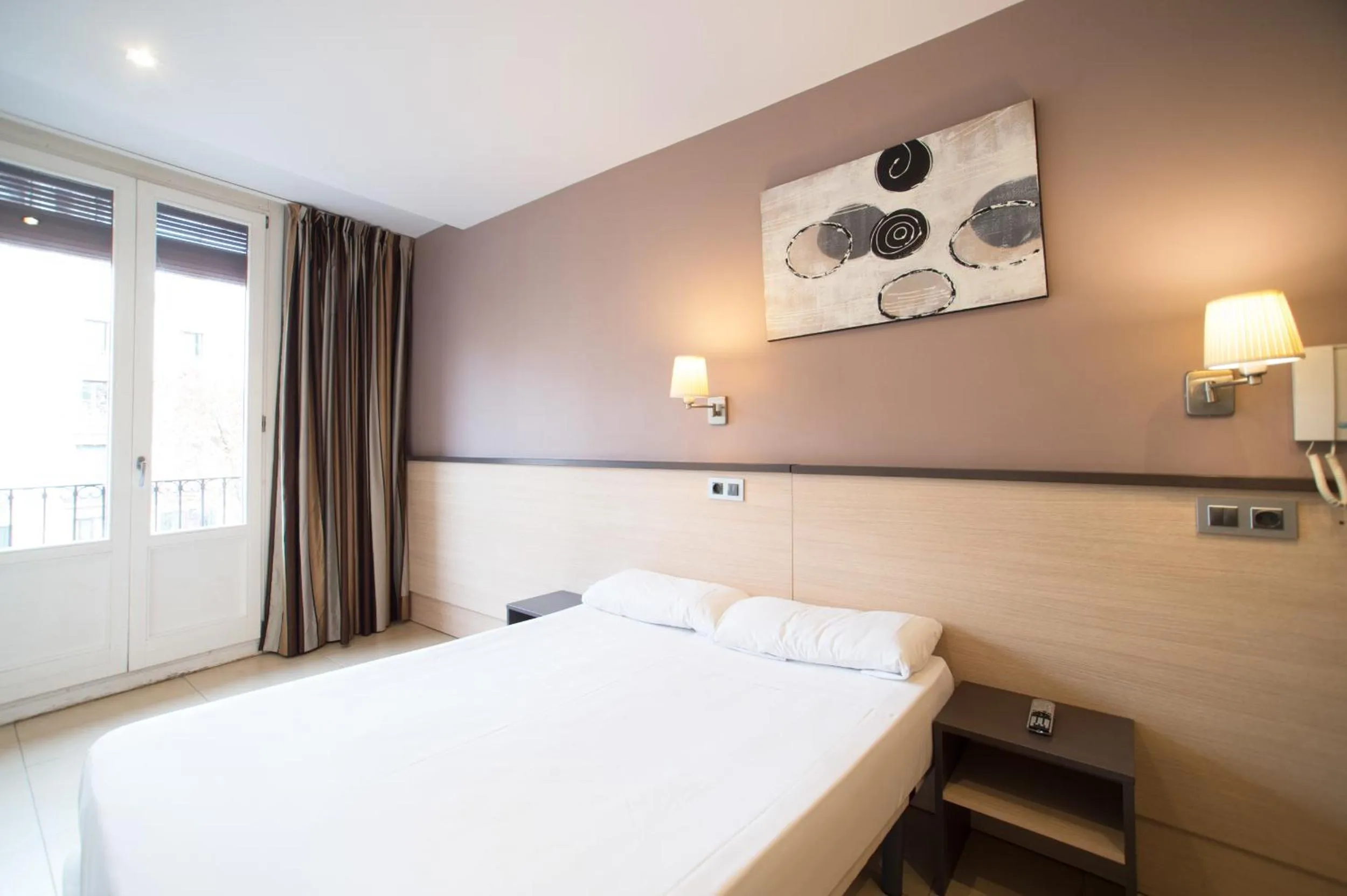 Day, Bed in Hostal Las Flores Ramblas