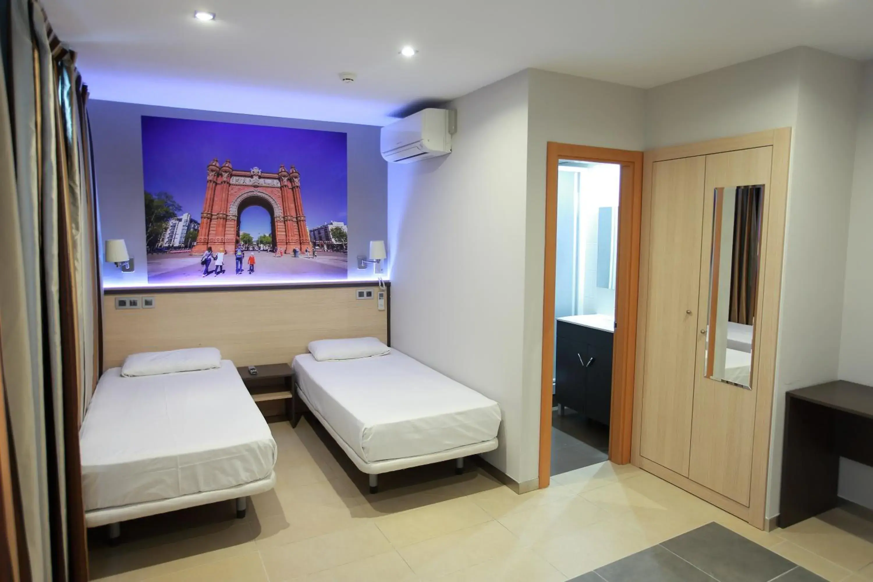 Photo of the whole room, Bed in Hostal Las Flores Ramblas Photo of the whole room, Bed in Hostal Las Flores Ramblas