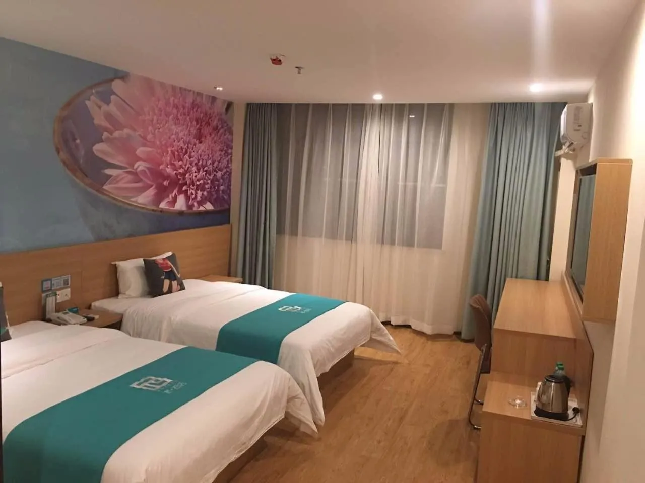 Bed in Pai Hotel Xian Zhonglou Huimin Street Subway Station
