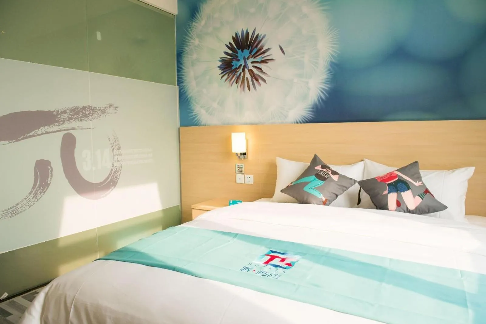 Bed in Pai Hotel Xian Zhonglou Huimin Street Subway Station
