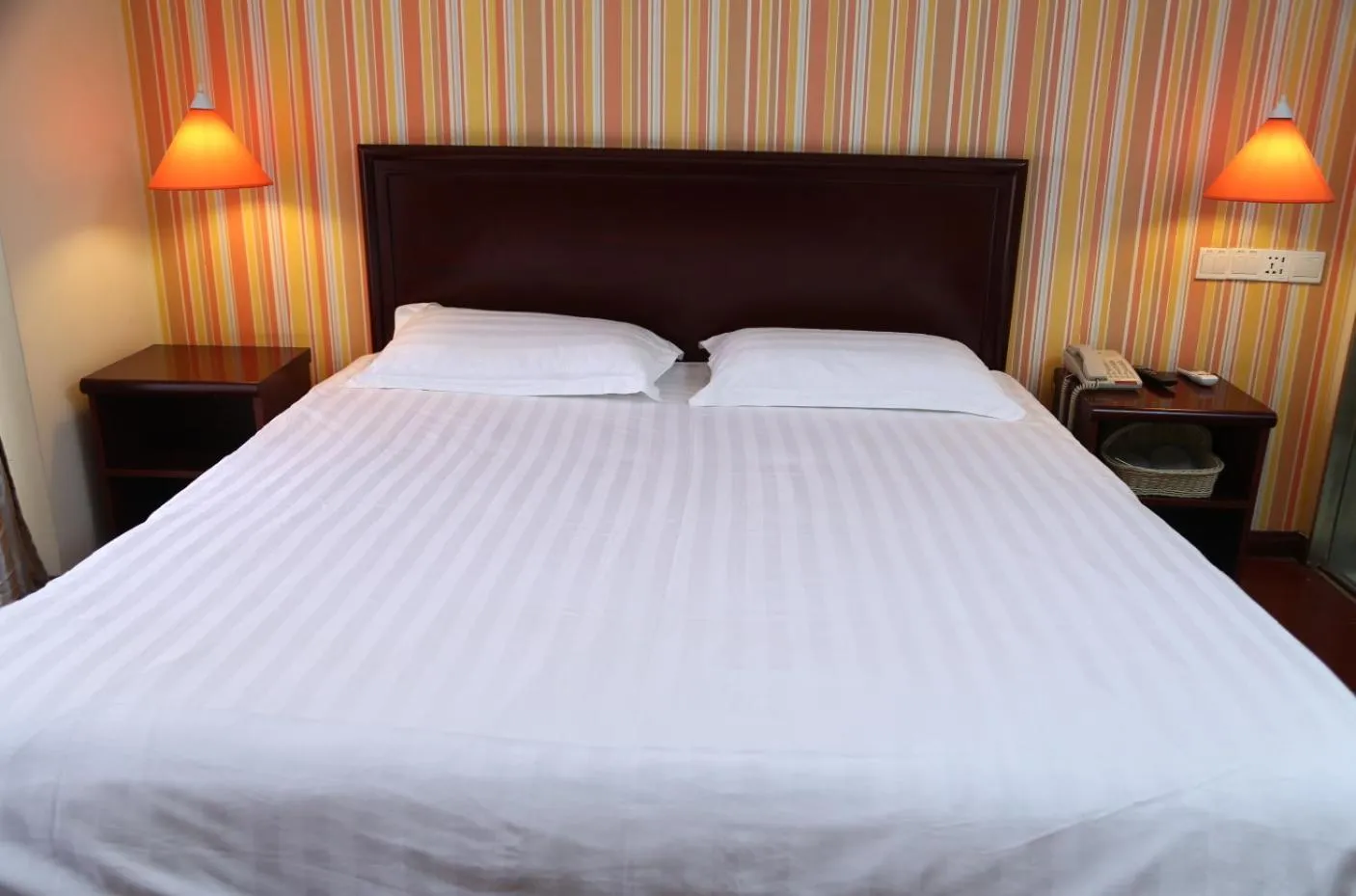Bed in Pai Hotel Xian Zhonglou Huimin Street Subway Station
