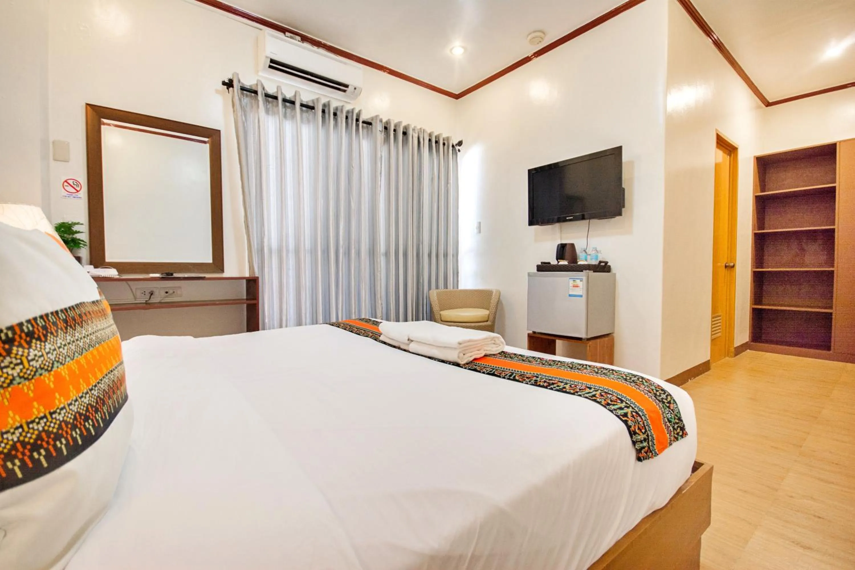 Bed in Sur Beach Resort Boracay