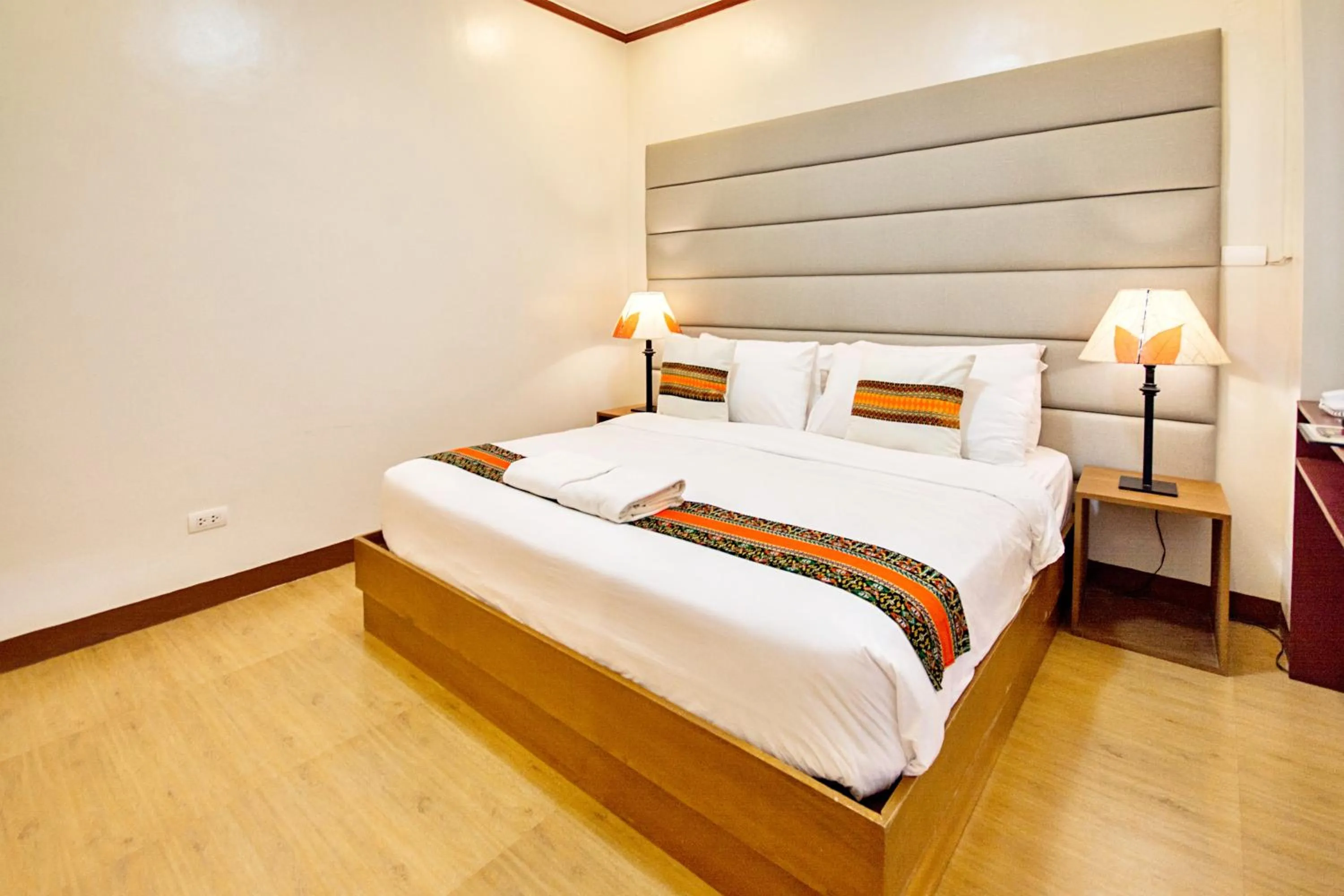 Bedroom, Bed in Sur Beach Resort Boracay