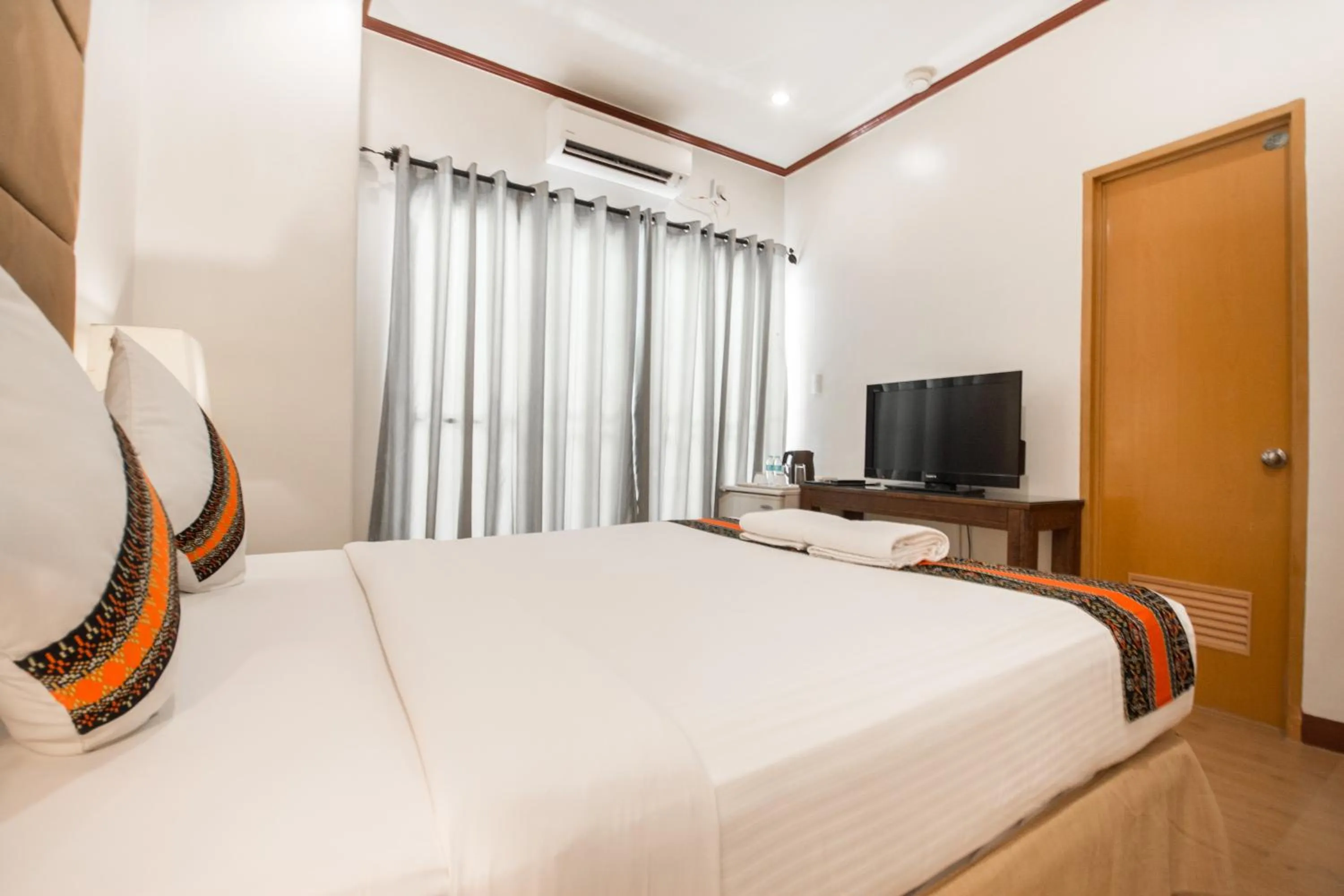 Bed in Sur Beach Resort Boracay