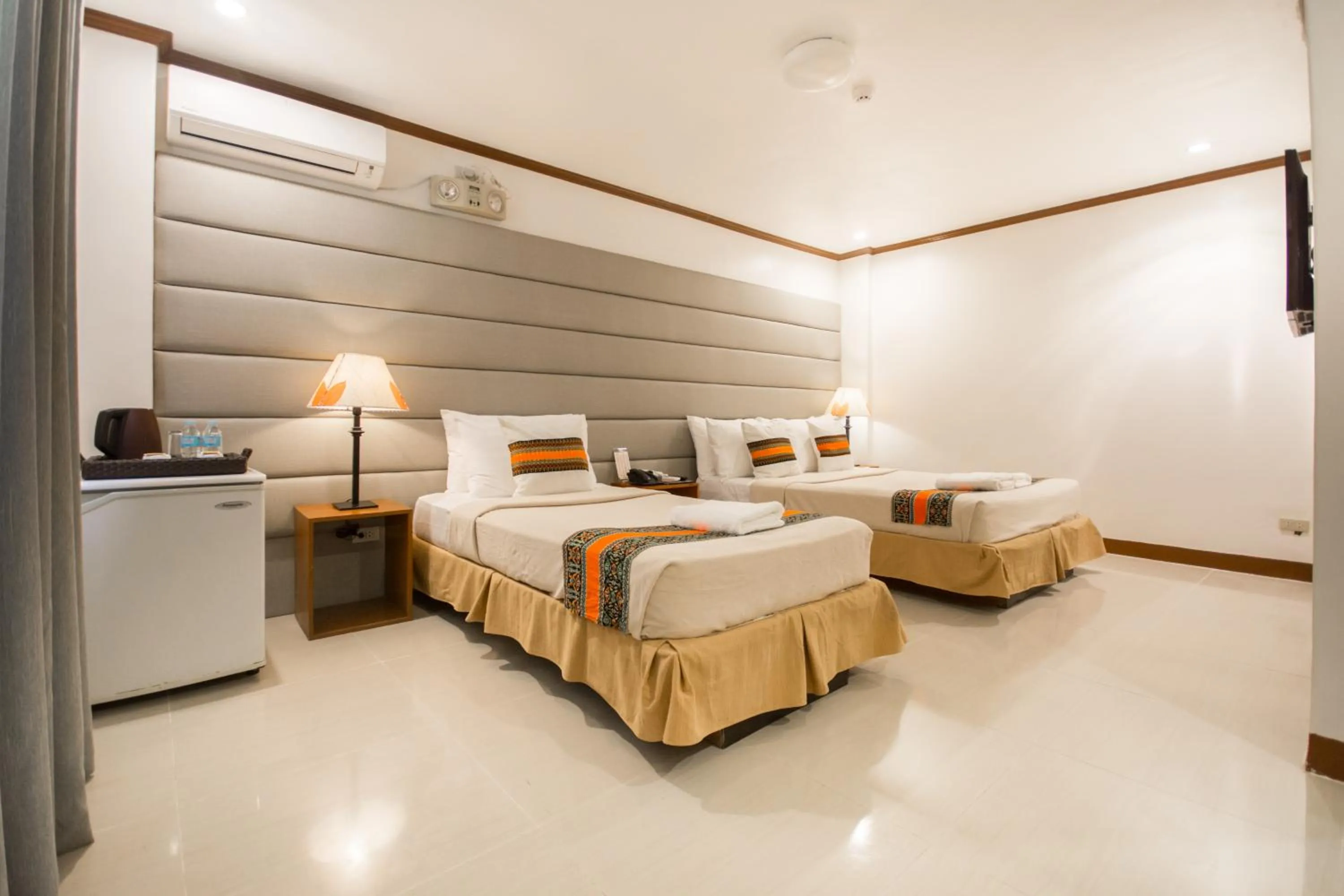 Bed in Sur Beach Resort Boracay