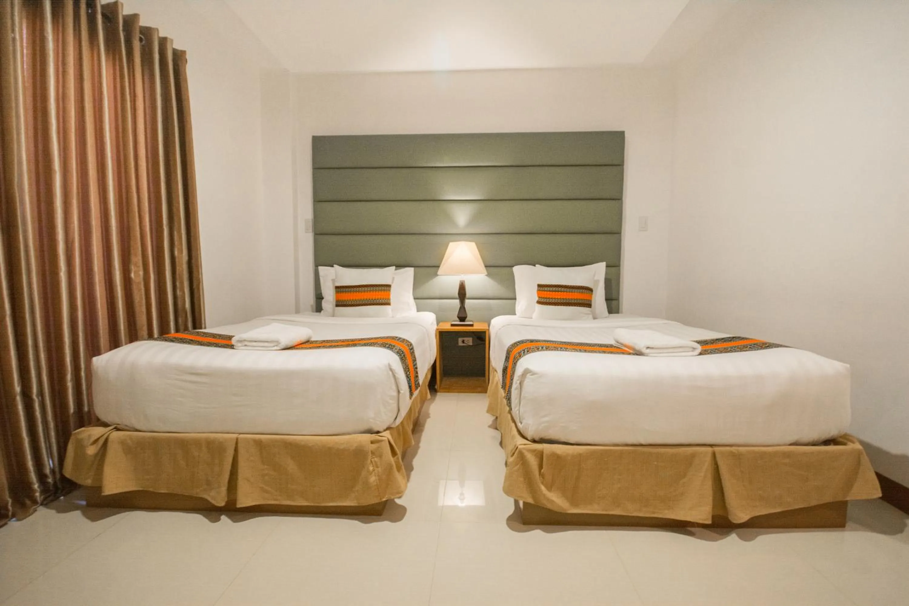 Bed in Sur Beach Resort Boracay