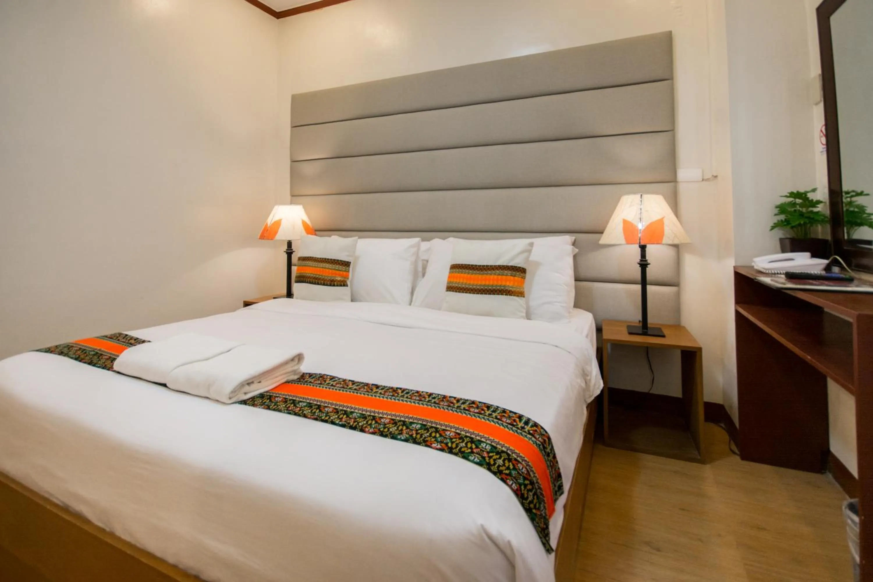 Bed in Sur Beach Resort Boracay