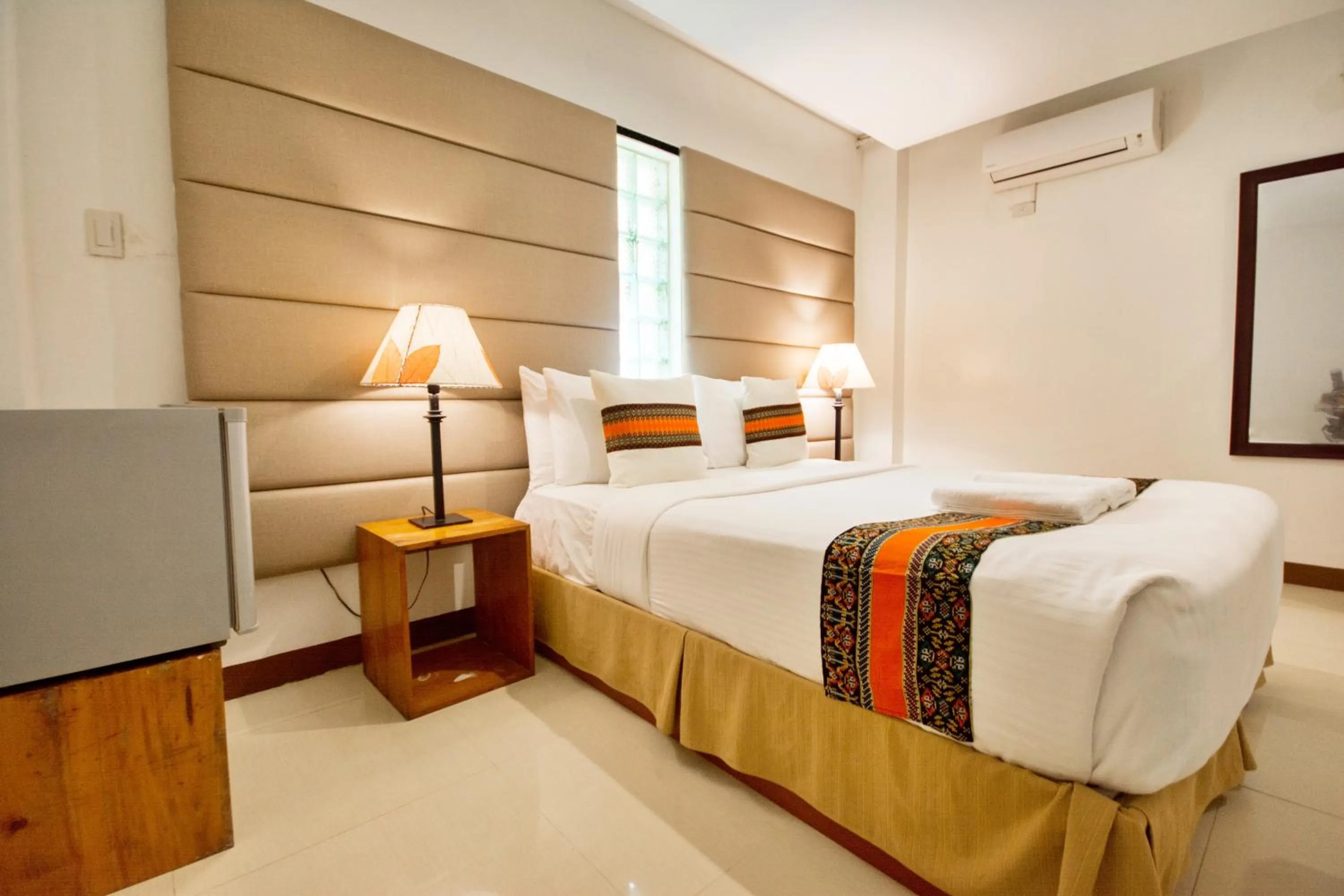 Bed in Sur Beach Resort Boracay