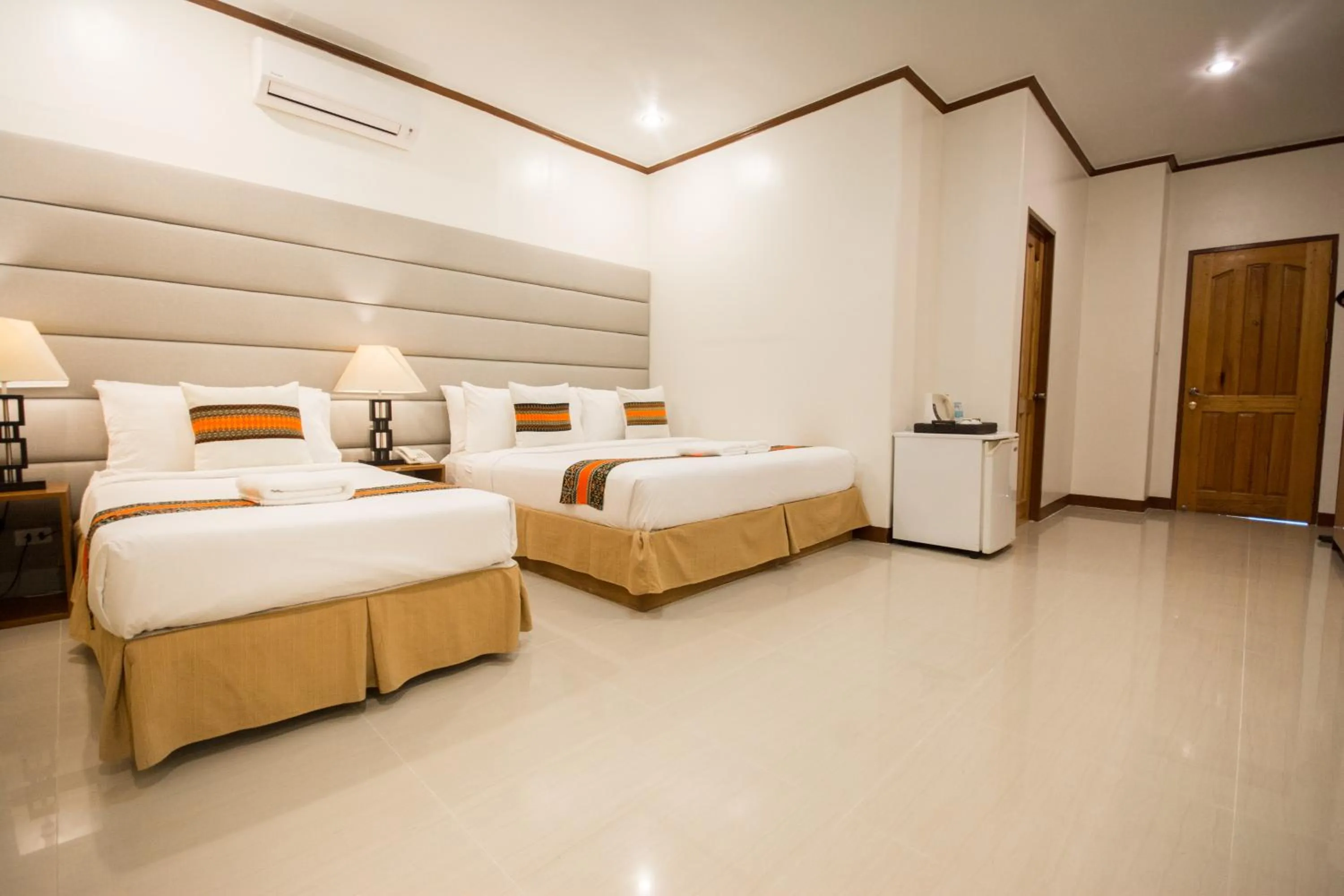 Bed in Sur Beach Resort Boracay