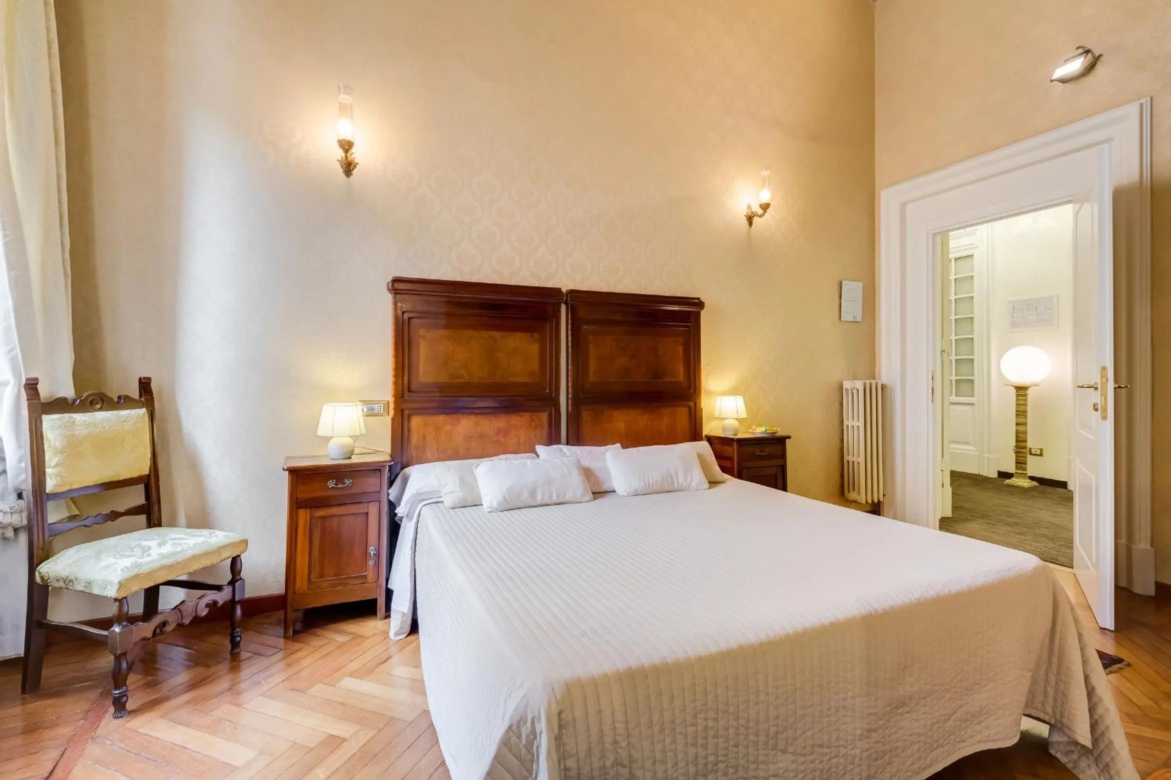 Photo of the whole room, Bed in Affreschi Su Roma Luxury B&B