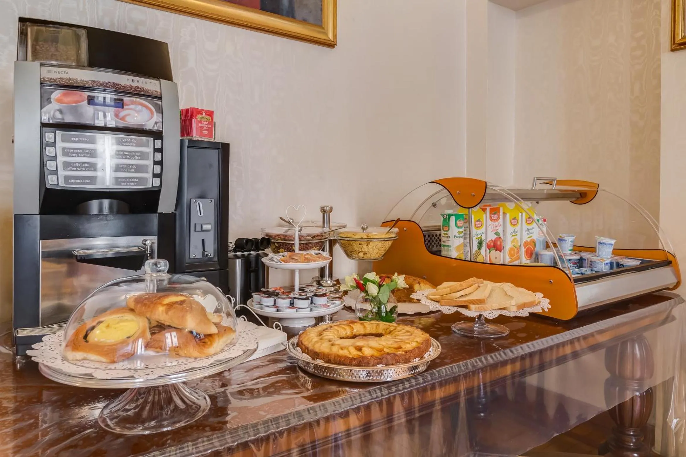 Food and drinks in Affreschi Su Roma Luxury B&B
