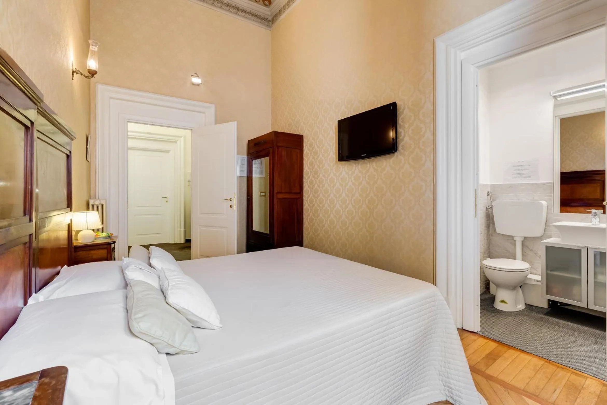 Photo of the whole room, Bed in Affreschi Su Roma Luxury B&B