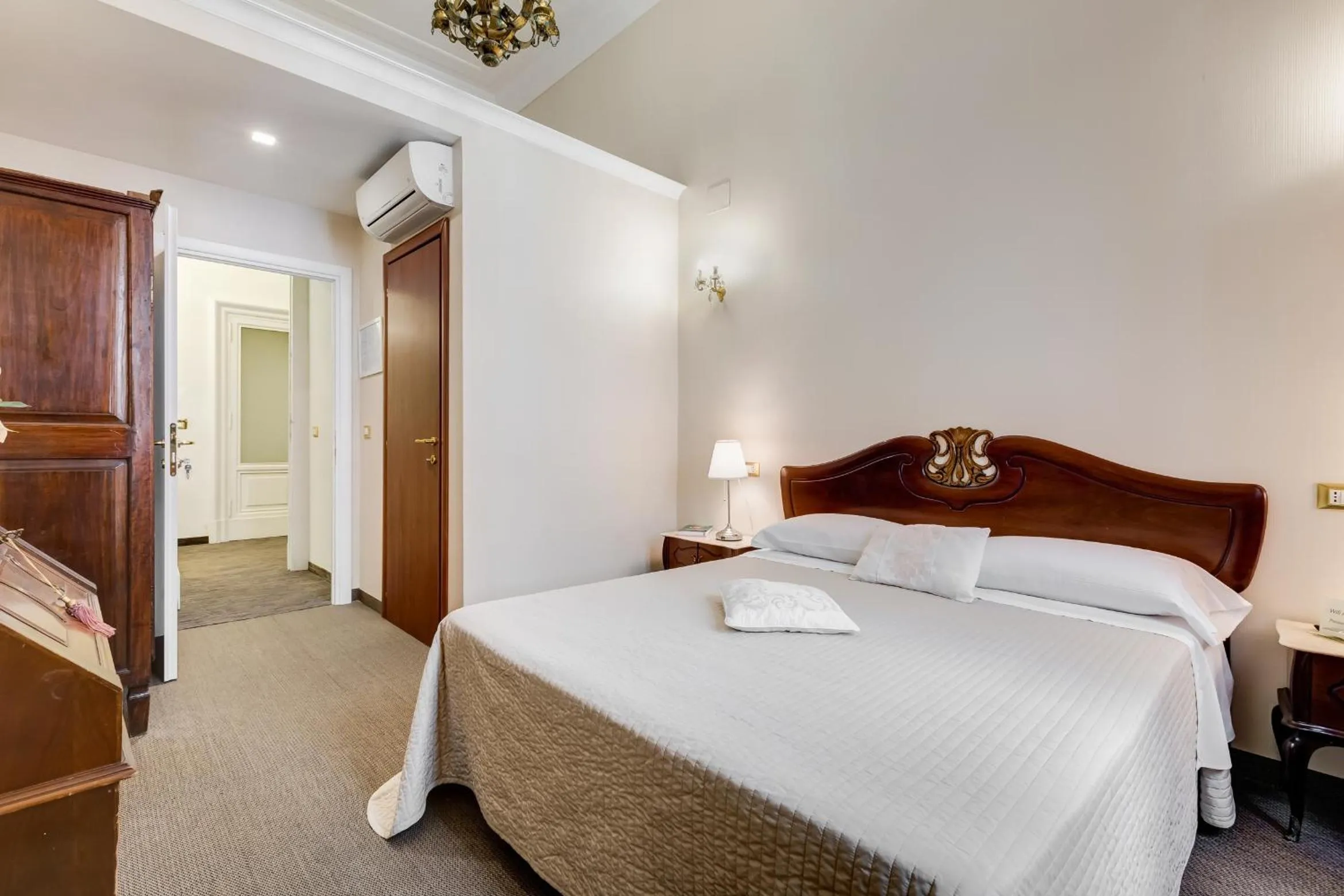 Photo of the whole room, Bed in Affreschi Su Roma Luxury B&B