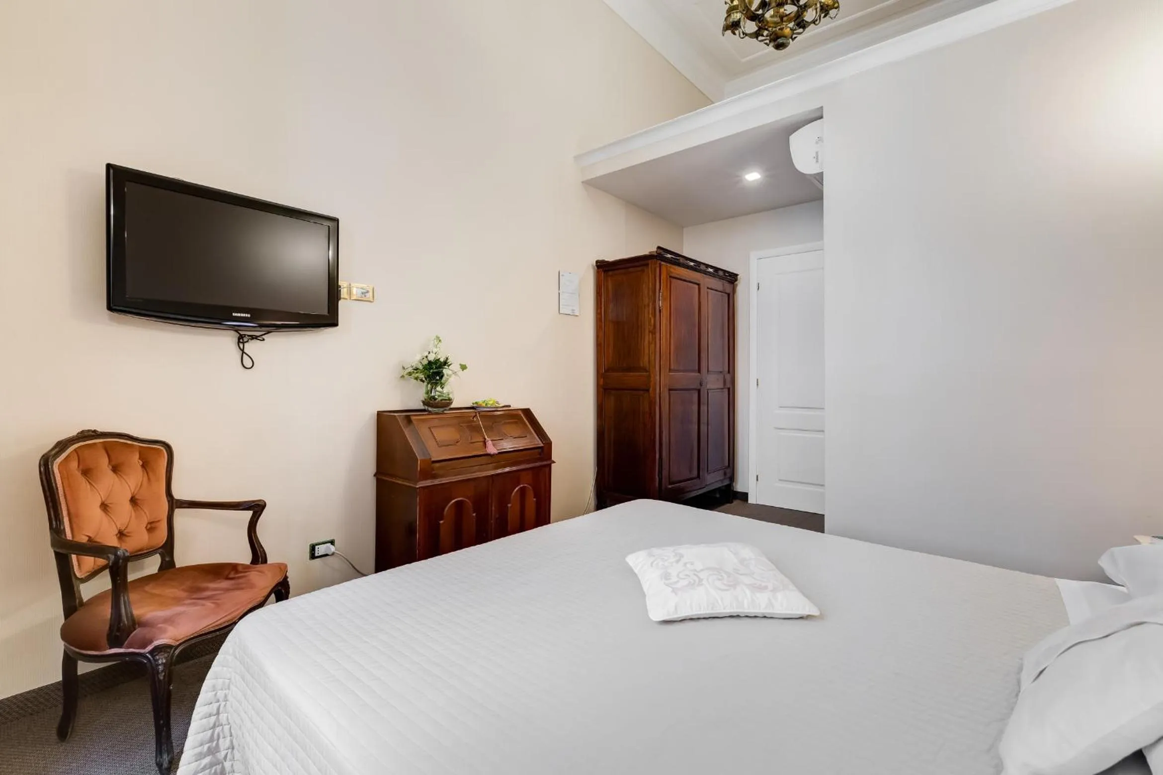 Photo of the whole room, Bed in Affreschi Su Roma Luxury B&B