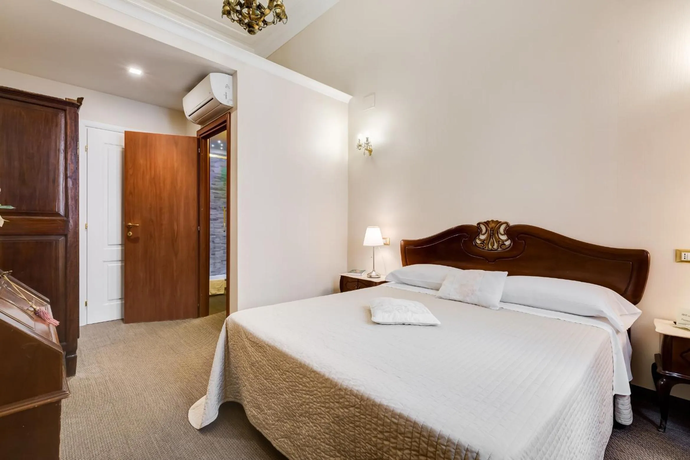 Photo of the whole room, Bed in Affreschi Su Roma Luxury B&B