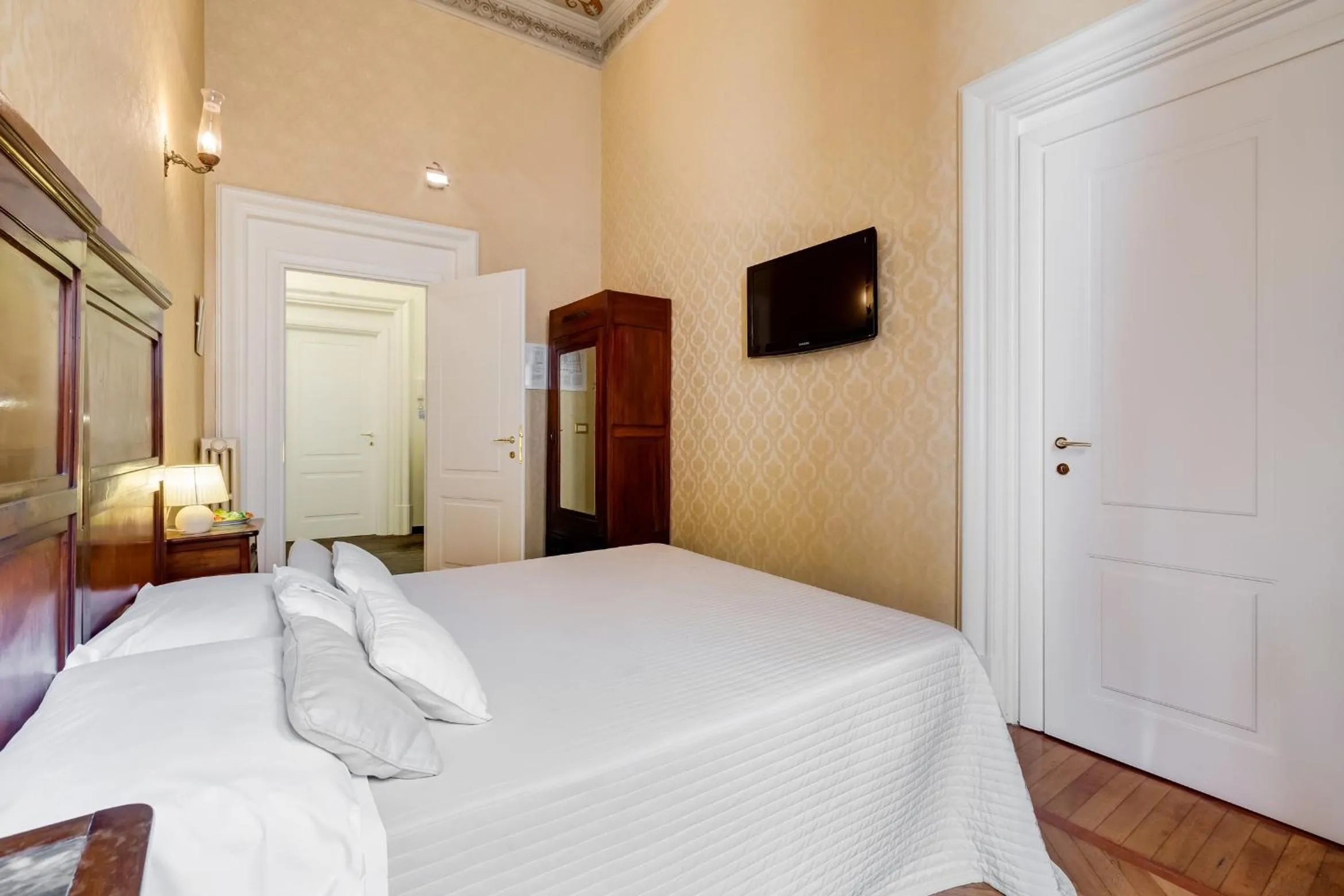 Photo of the whole room, Bed in Affreschi Su Roma Luxury B&B