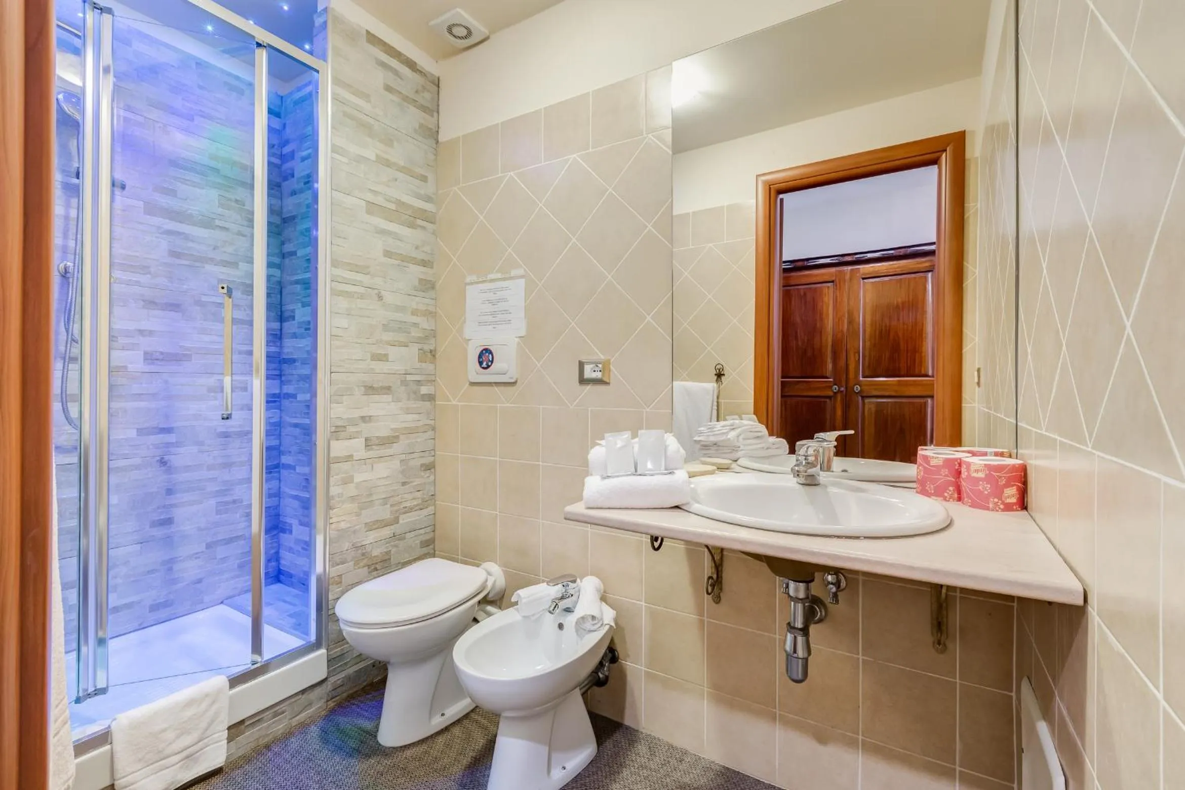 Shower in Affreschi Su Roma Luxury B&B