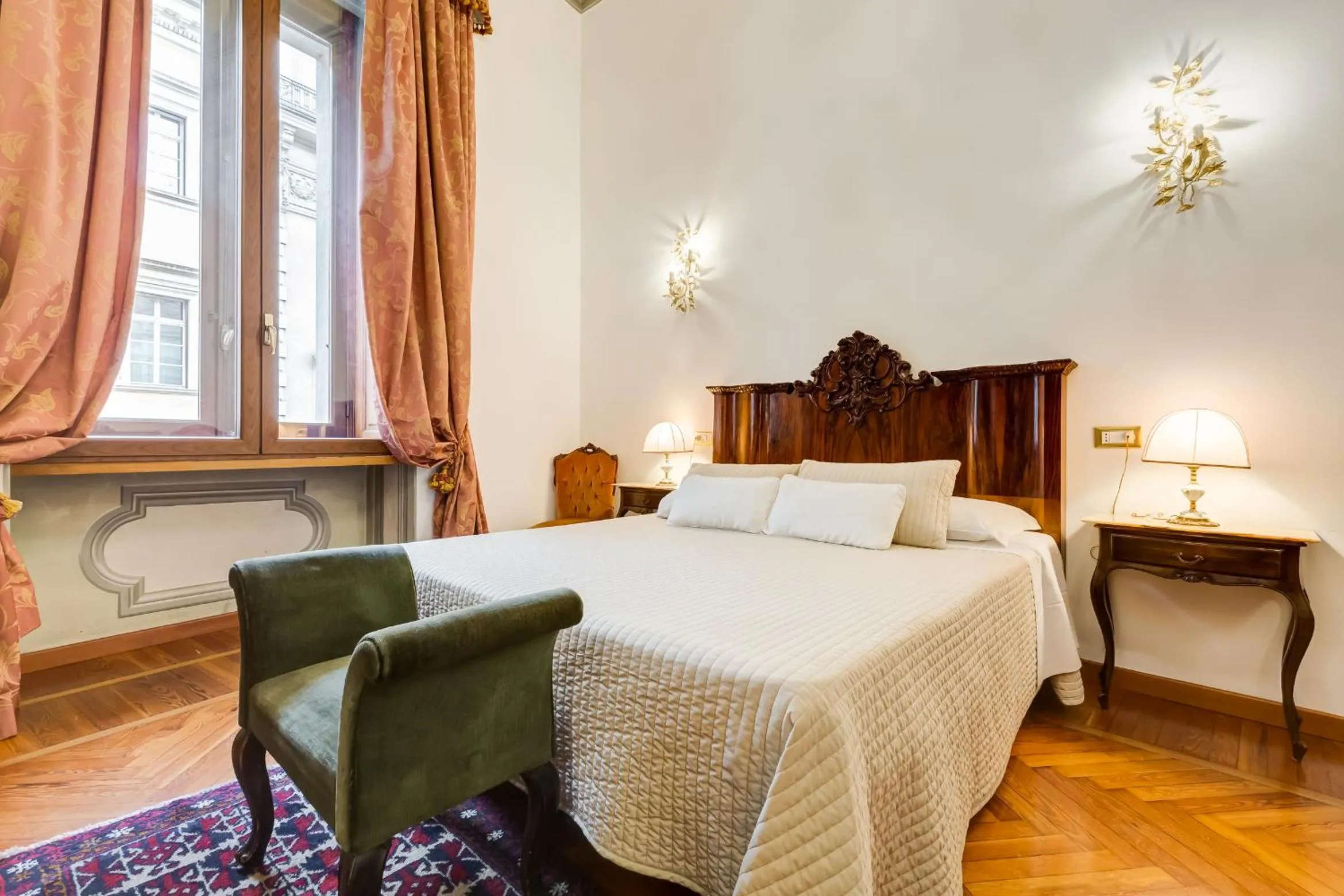 Photo of the whole room, Bed in Affreschi Su Roma Luxury B&B