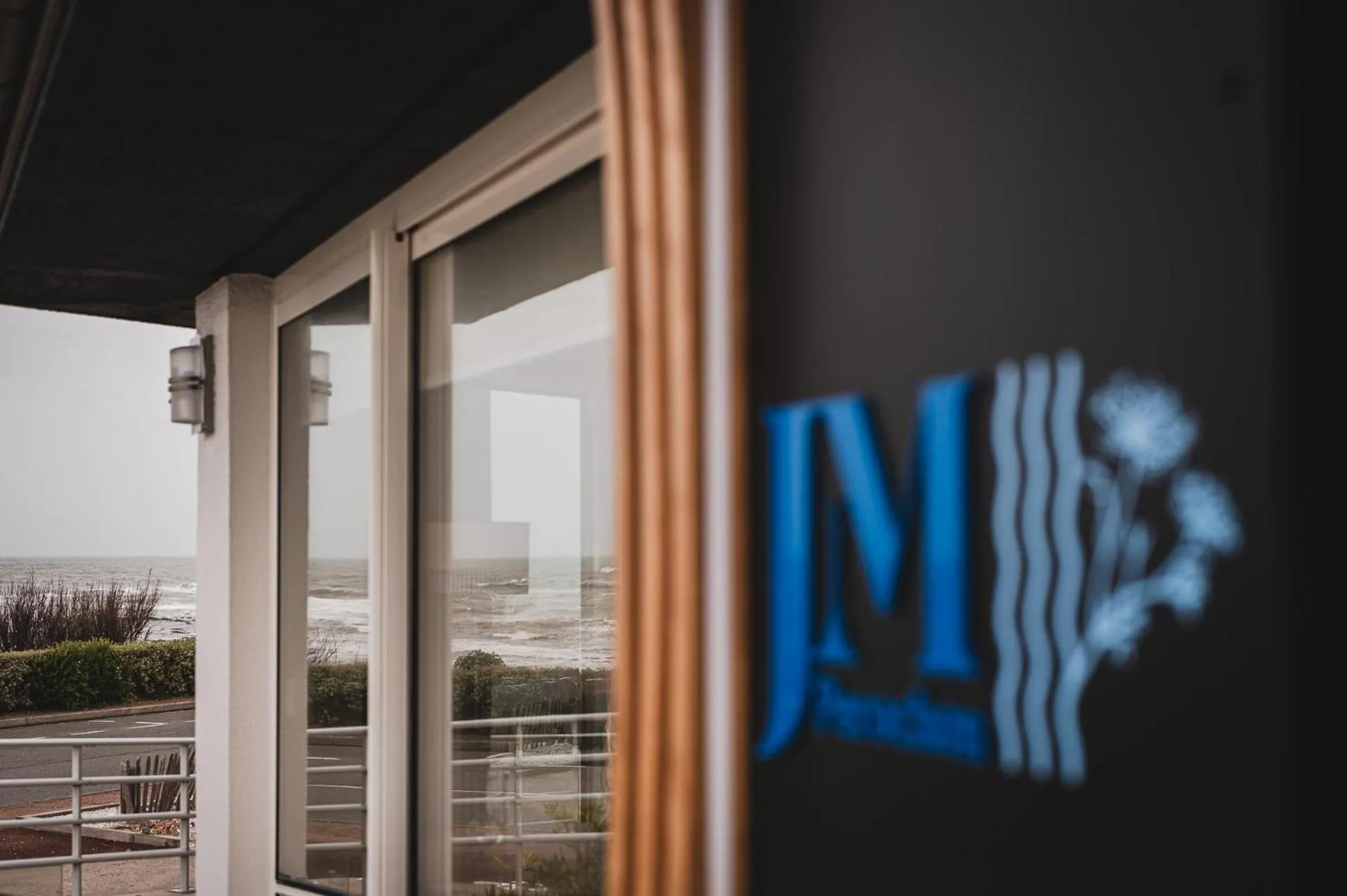 Restaurant/places to eat in Logis Hôtellerie Les Brisants , Restaurant J M Perochon