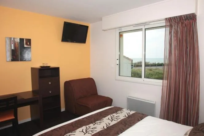 TV and multimedia, Bed in Logis Hôtellerie Les Brisants , Restaurant J M Perochon