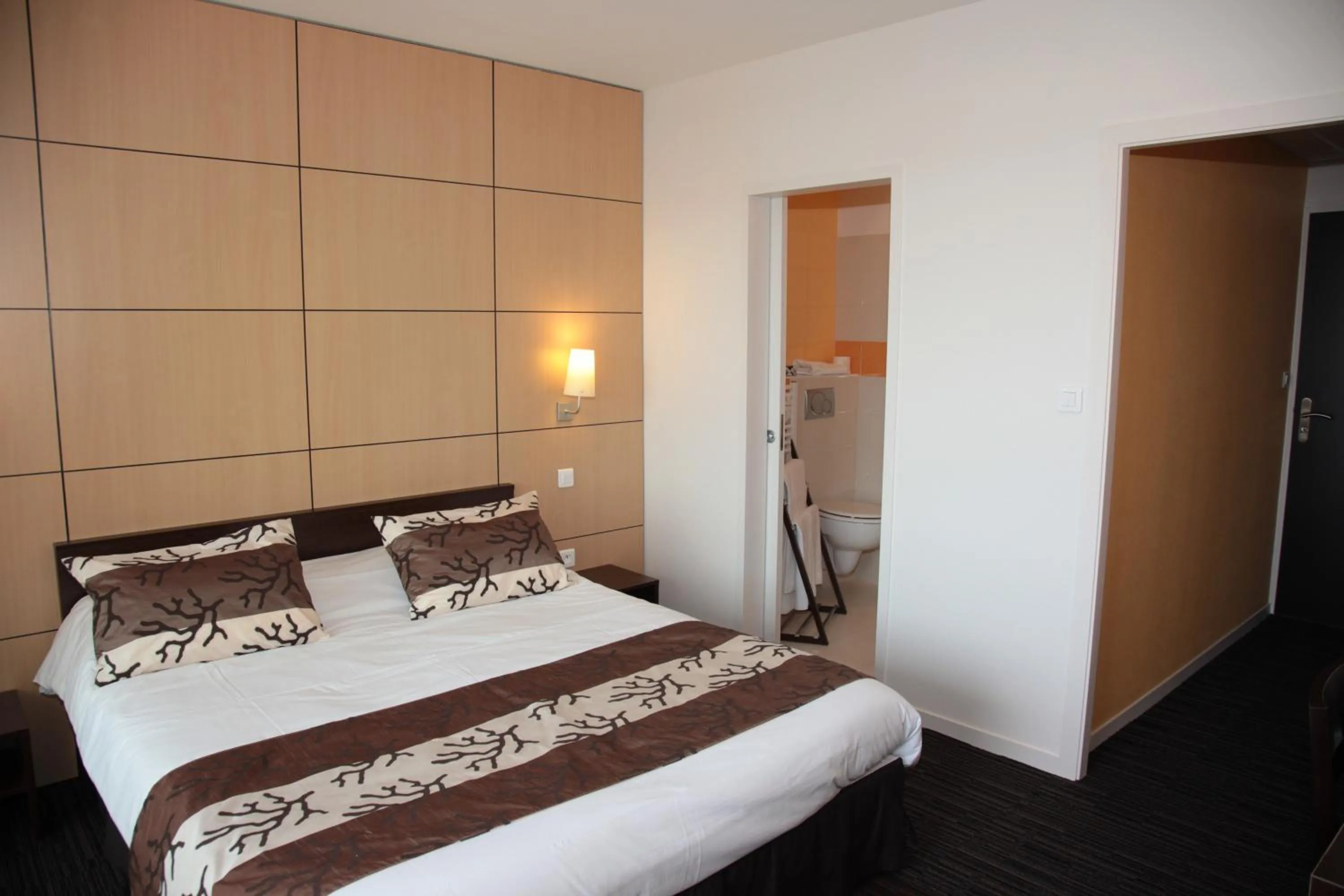 Bedroom, Bed in Logis Hôtellerie Les Brisants , Restaurant J M Perochon