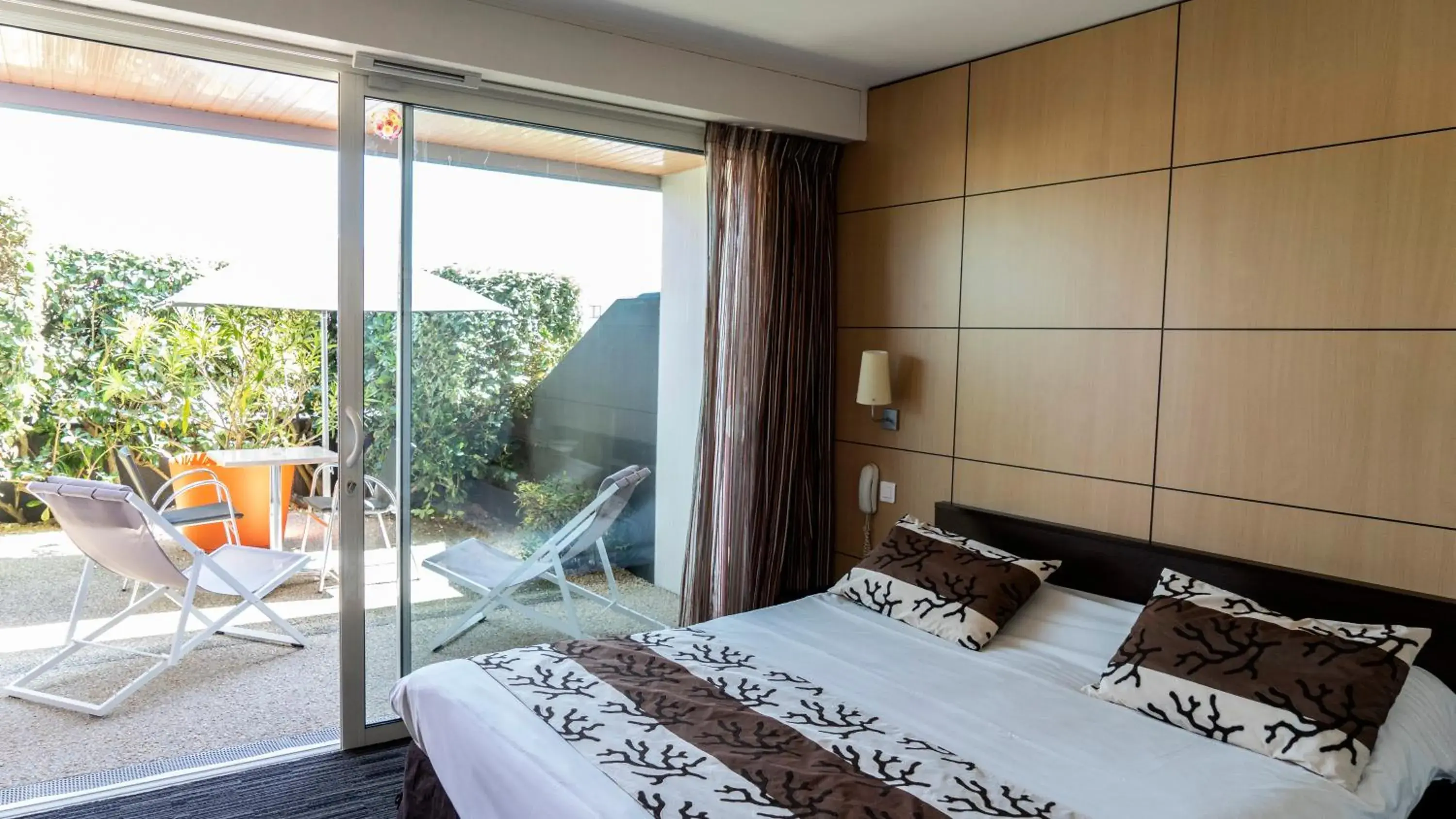 Bedroom, Bed in Logis Hôtellerie Les Brisants , Restaurant J M Perochon Bedroom, Bed in Logis Hôtellerie Les Brisants , Restaurant J M Perochon