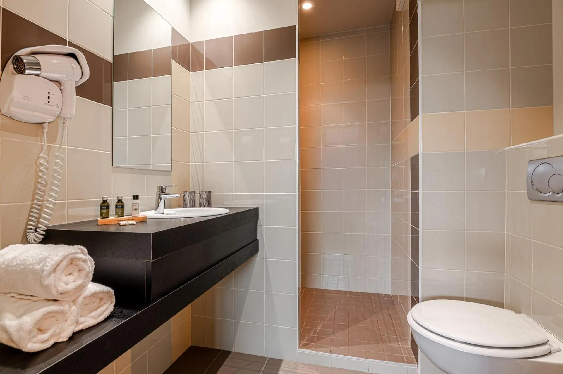 Shower in Logis Hôtellerie Les Brisants , Restaurant J M Perochon