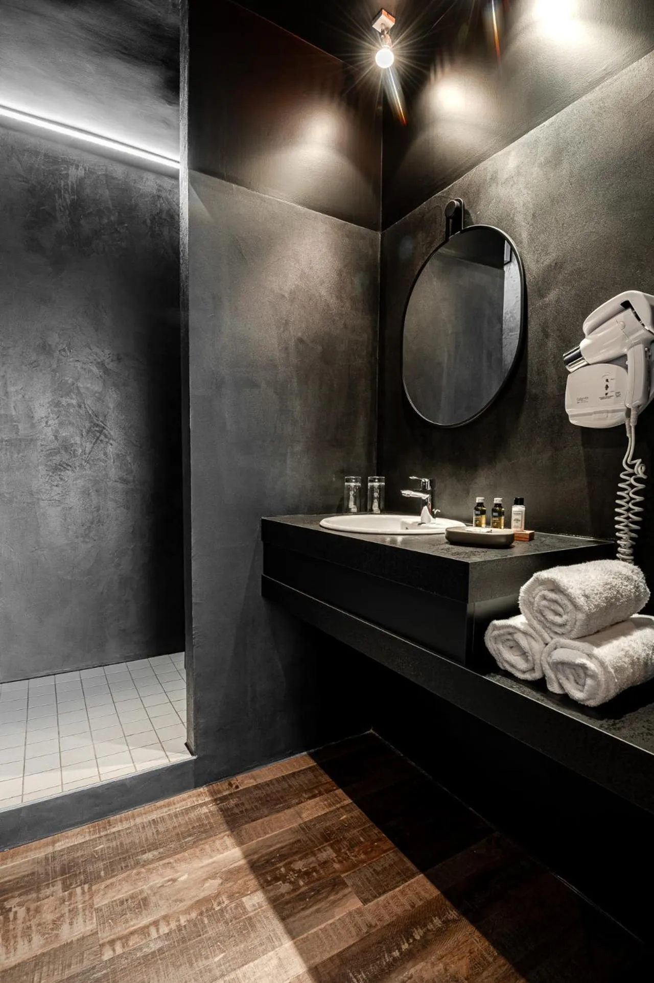 Shower in Logis Hôtellerie Les Brisants , Restaurant J M Perochon