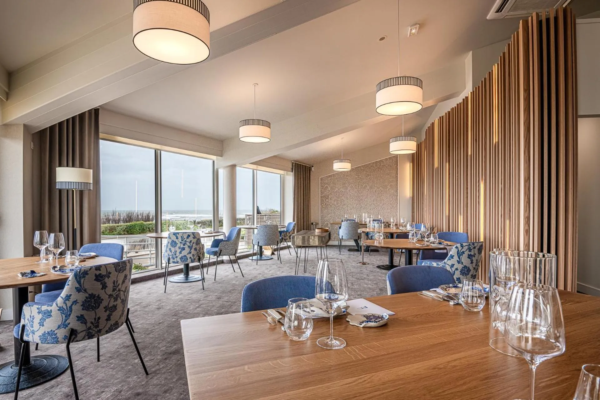 Restaurant/places to eat in Logis Hôtellerie Les Brisants , Restaurant J M Perochon