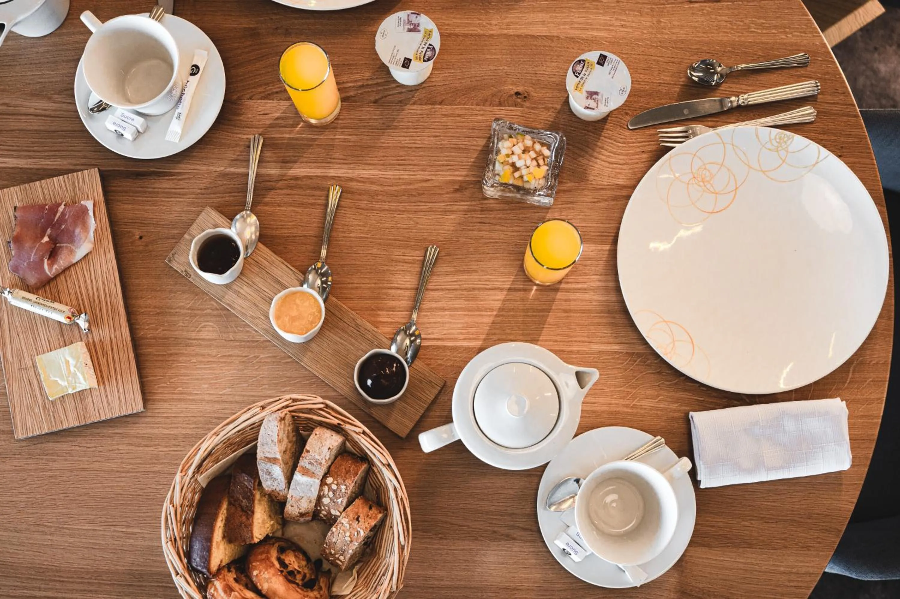 Food and drinks in Logis Hôtellerie Les Brisants , Restaurant J M Perochon