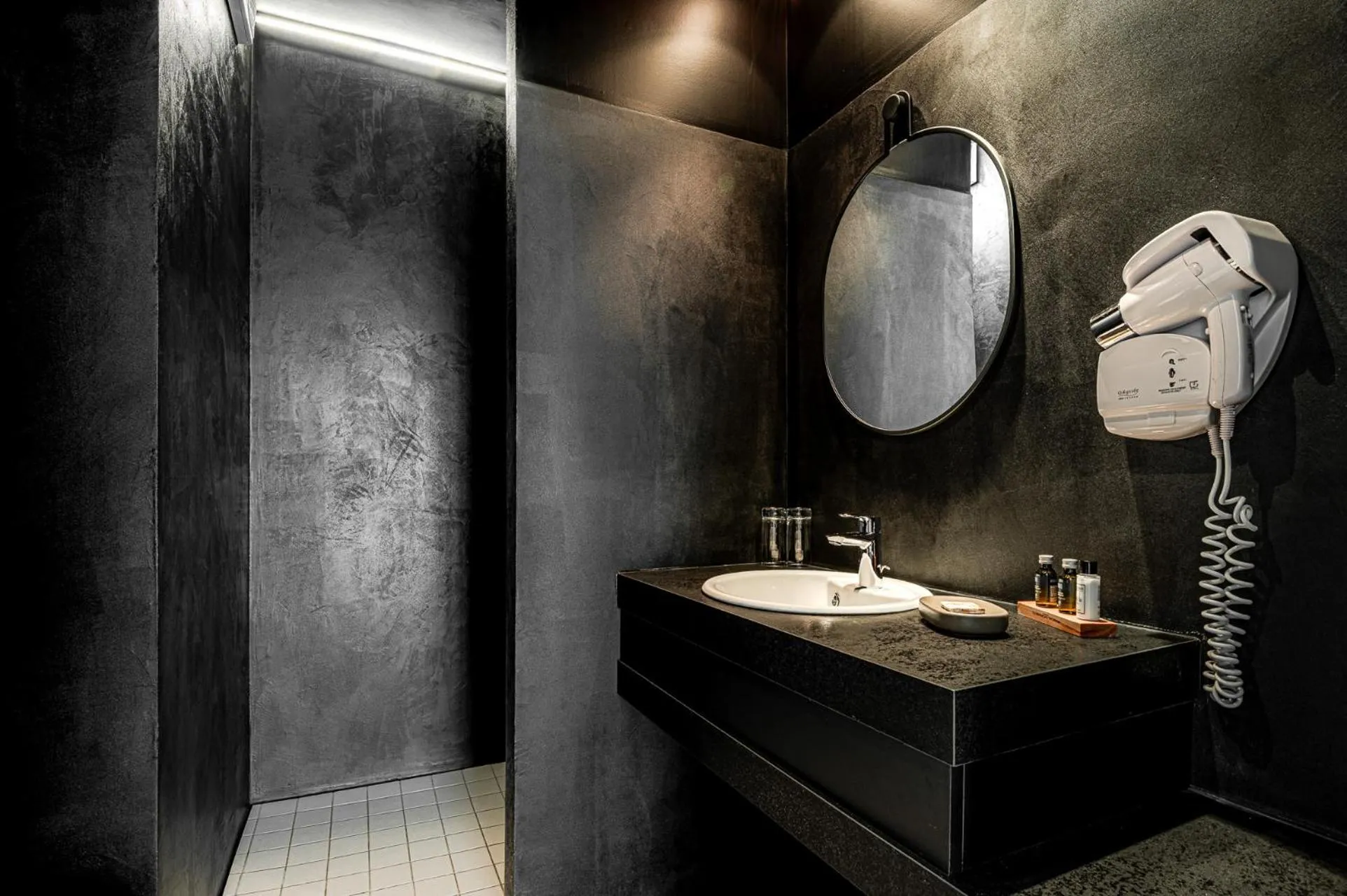 Bathroom in Logis Hôtellerie Les Brisants , Restaurant J M Perochon