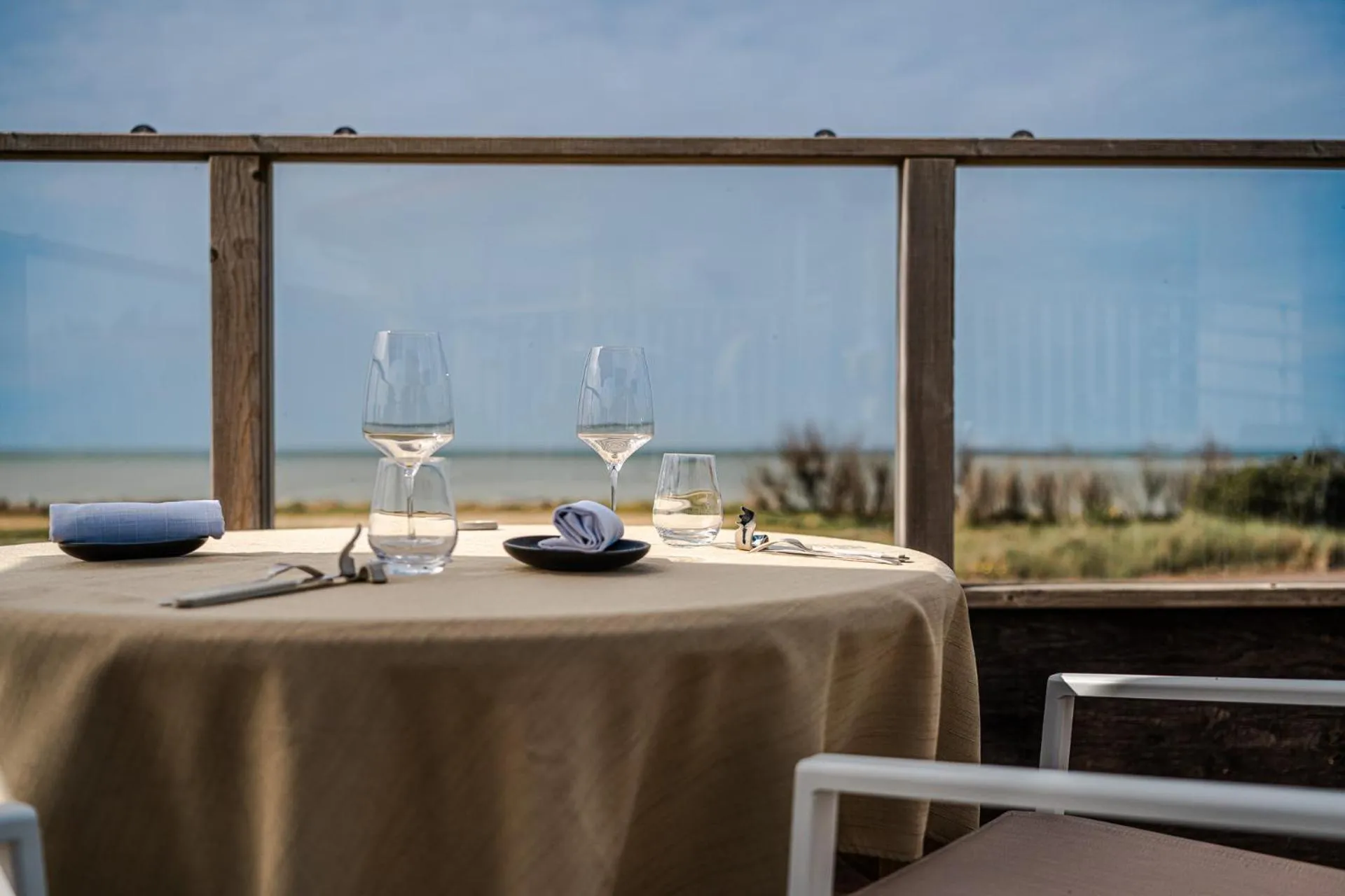 Patio in Logis Hôtellerie Les Brisants , Restaurant J M Perochon