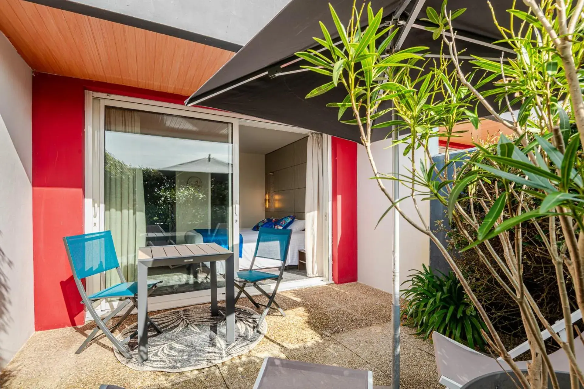 Property building in Logis Hôtellerie Les Brisants , Restaurant J M Perochon Property building in Logis Hôtellerie Les Brisants , Restaurant J M Perochon