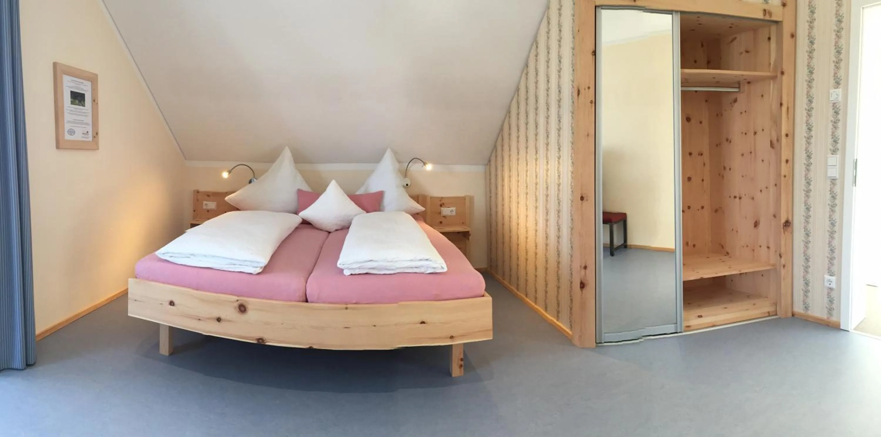 Photo of the whole room, Bed in Gret-Stube