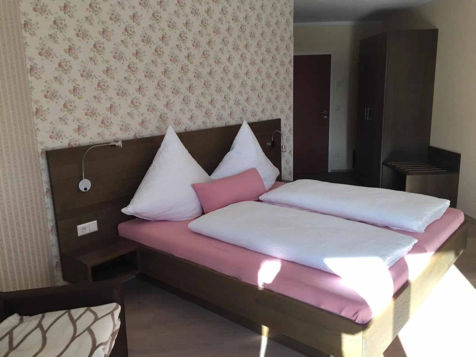 Photo of the whole room, Bed in Gret-Stube