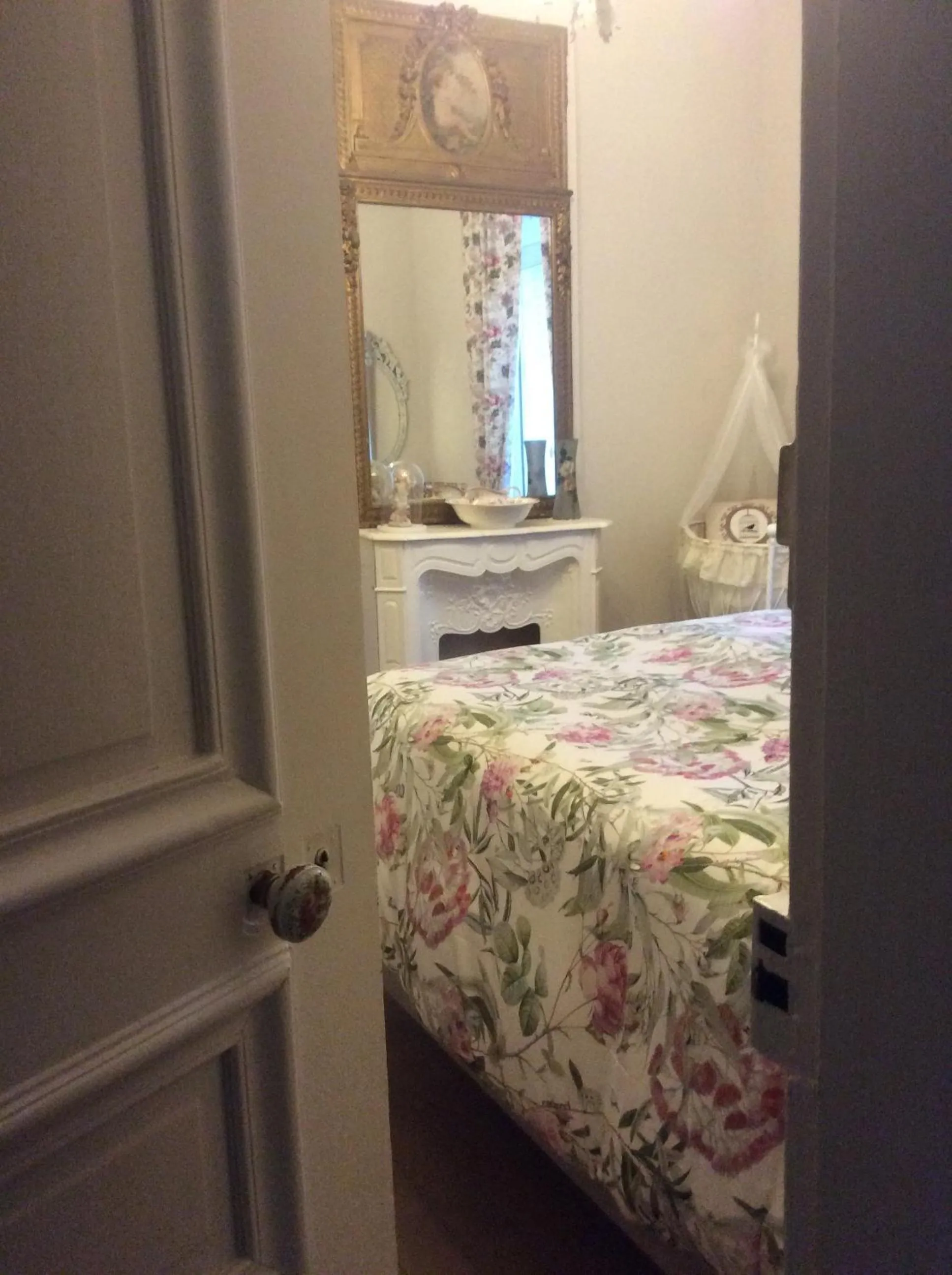 Photo of the whole room, Bed in L'hostellerie du chateau