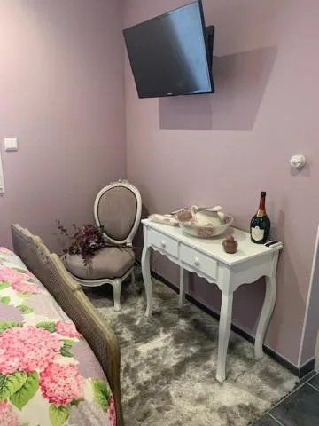 TV and multimedia, Bed in L'hostellerie du chateau